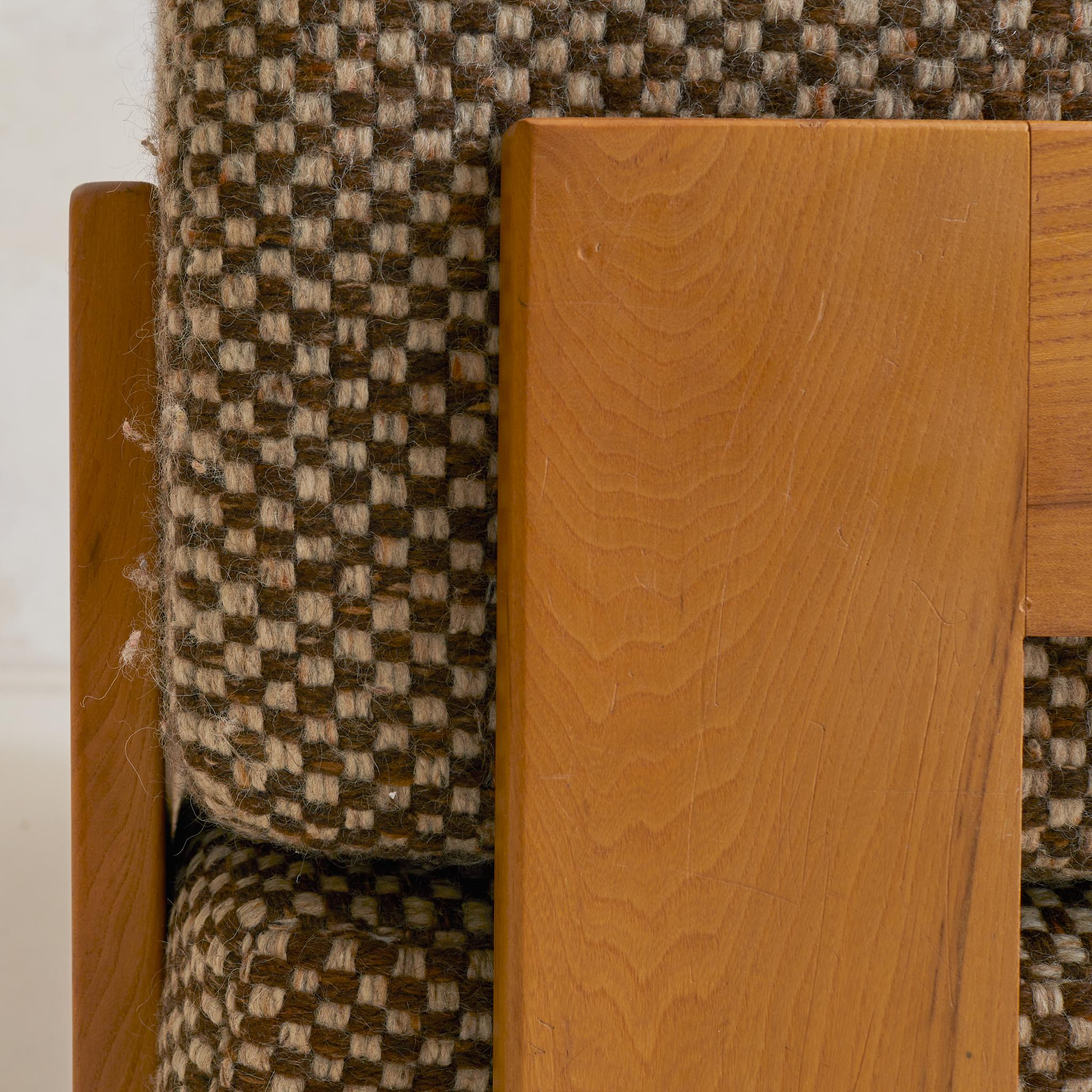 French Elm Sofa or Daybed by Maison Regain in Brown Checkered Upholstery, 1970s For Sale 4