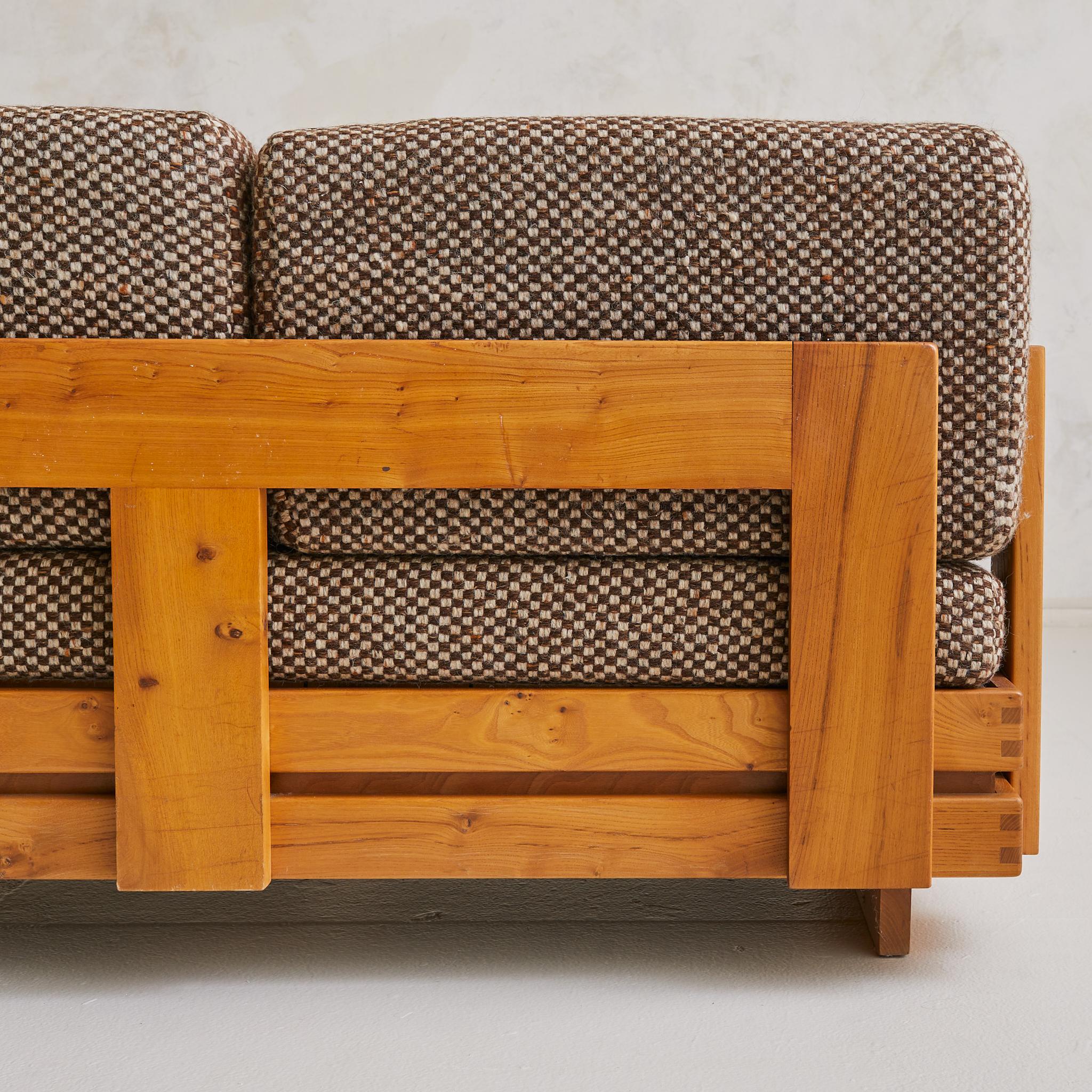 French Elm Sofa or Daybed by Maison Regain in Brown Checkered Upholstery, 1970s For Sale 5