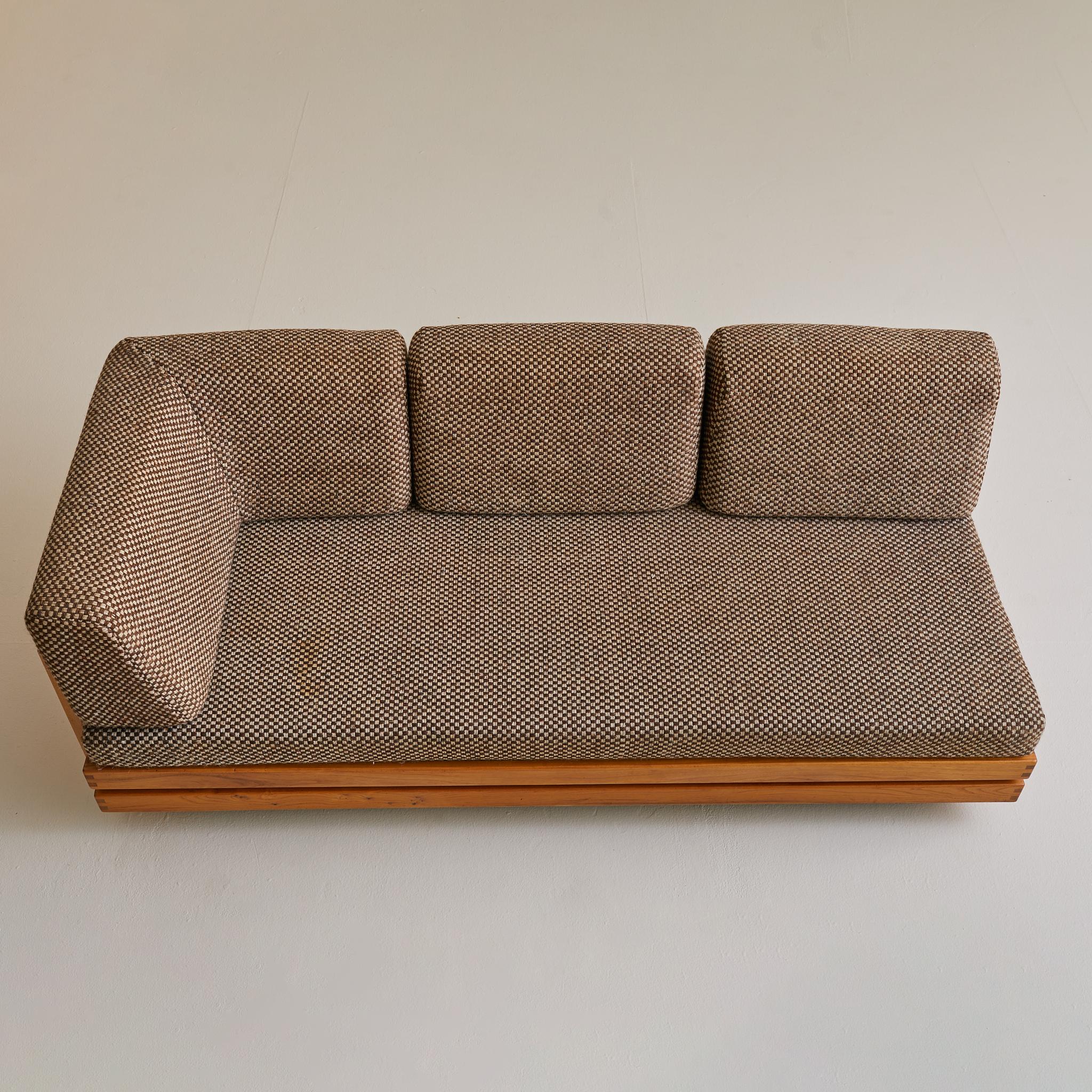 French Elm Sofa or Daybed by Maison Regain in Brown Checkered Upholstery, 1970s For Sale 7