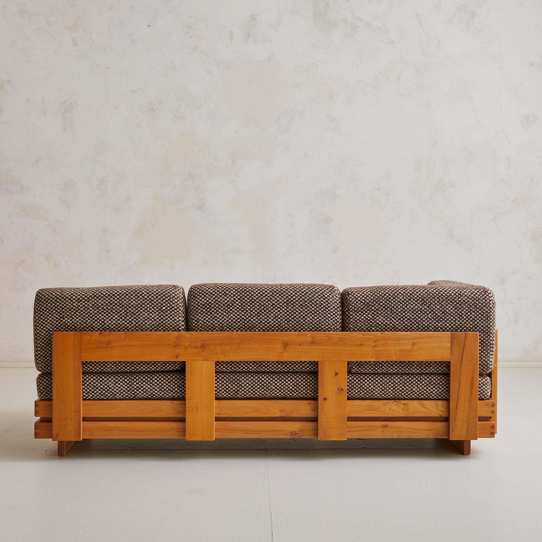 French Elm Sofa or Daybed by Maison Regain in Brown Checkered Upholstery, 1970s For Sale 10