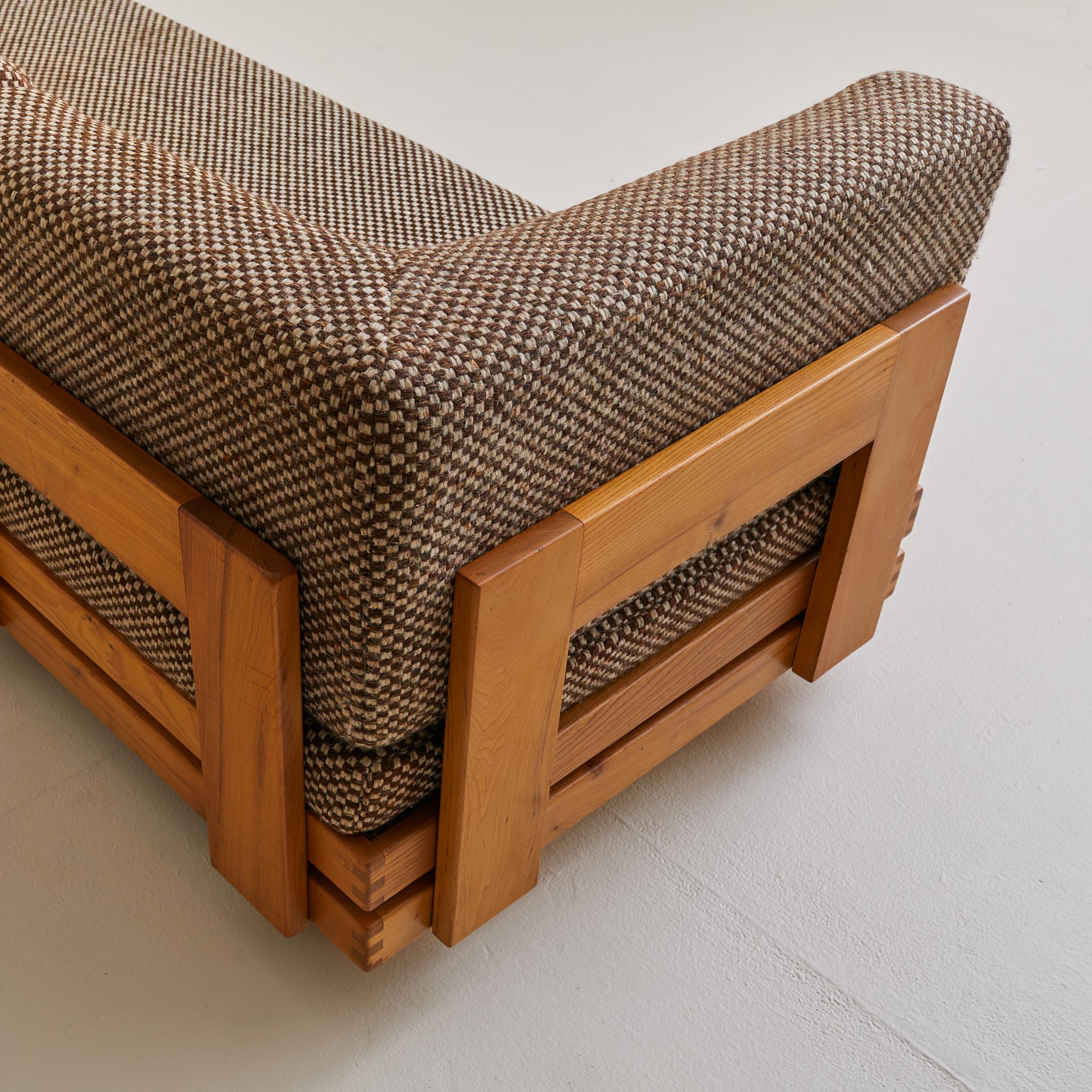 Late 20th Century French Elm Sofa or Daybed by Maison Regain in Brown Checkered Upholstery, 1970s For Sale