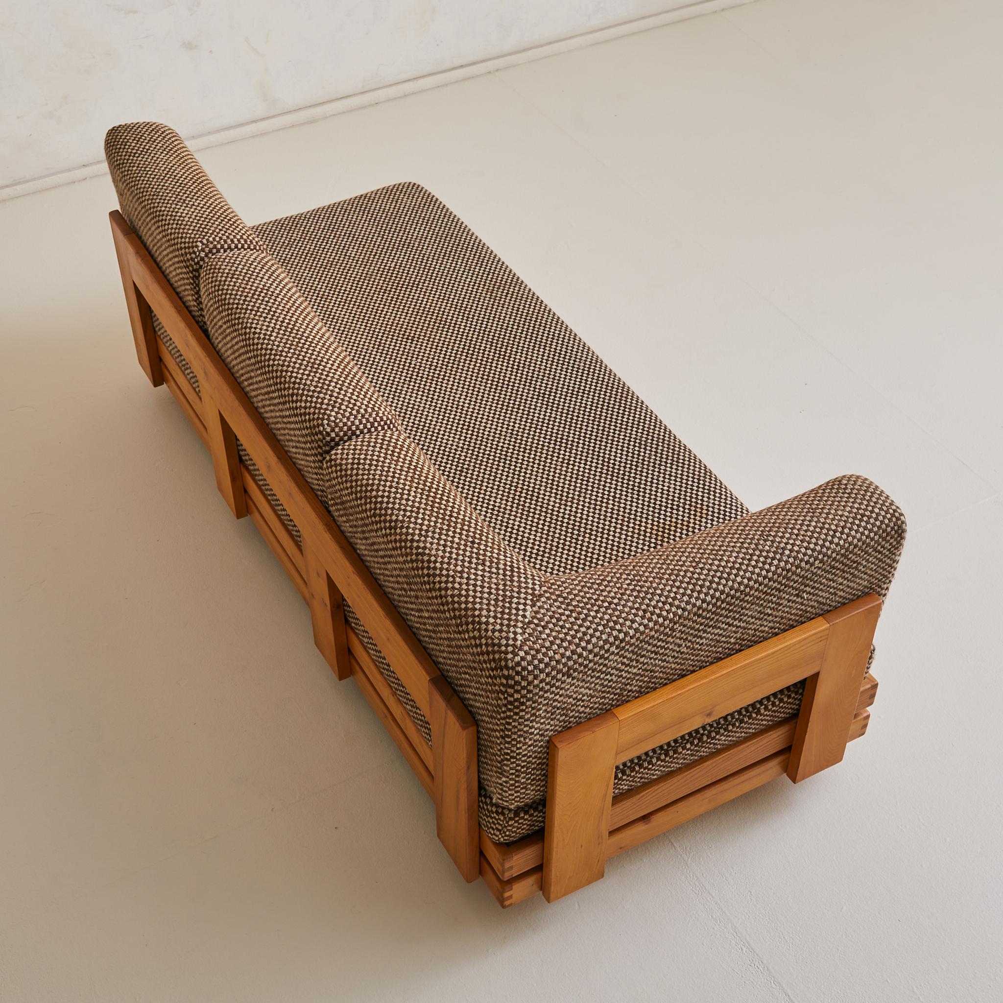 French Elm Sofa or Daybed by Maison Regain in Brown Checkered Upholstery, 1970s For Sale 1