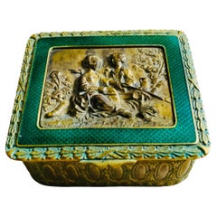 Kleine quadratische Schmuckschatulle aus geprägter französischer Bronze