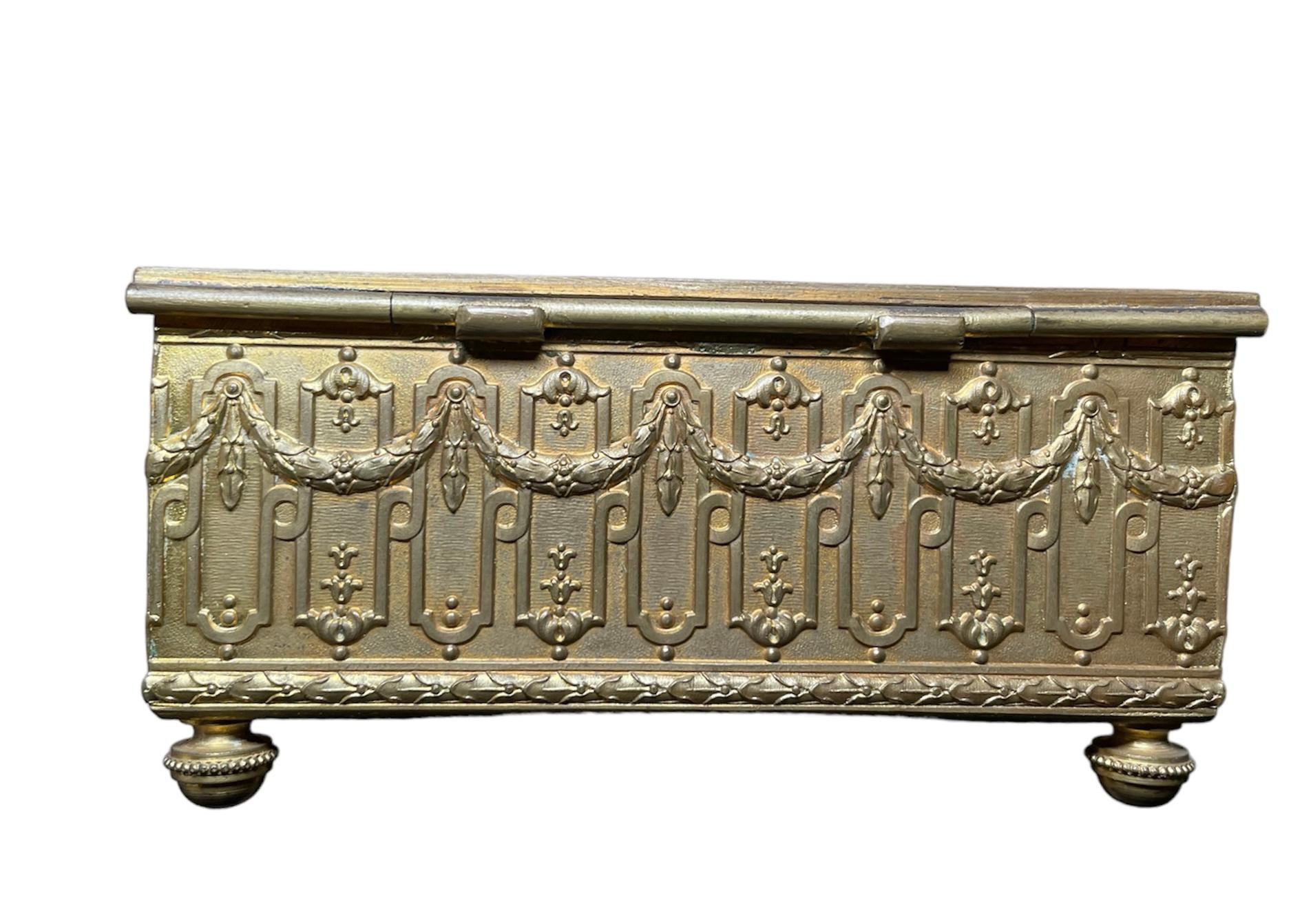 French Embossed Bronze Squared Trinket/ Jewelry Box en Bueno estado para la venta en Guaynabo, PR