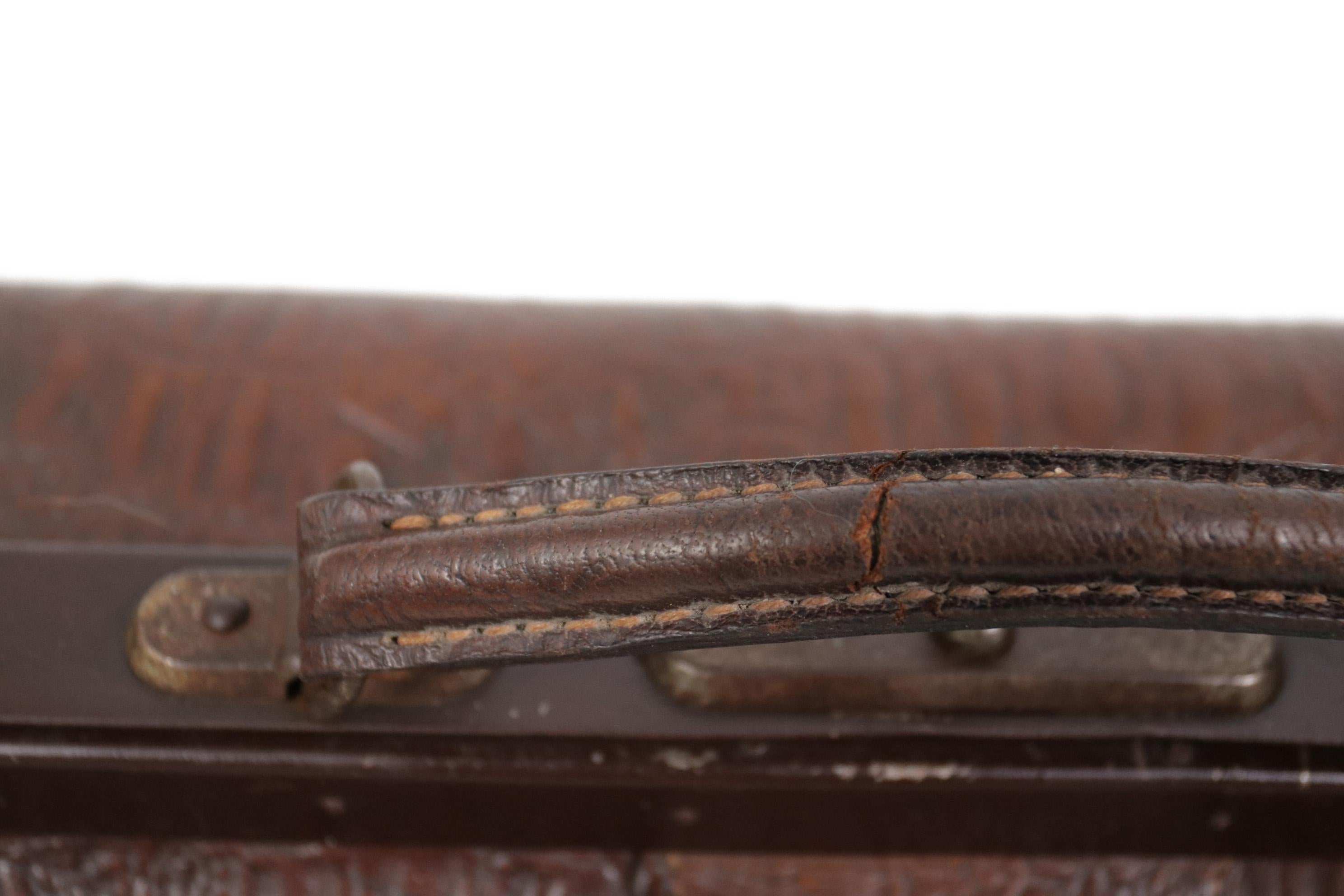 French Embossed Crocodile Leather Doctor’s Bag, c. 1920 In Good Condition In Boven Leeuwen, NL