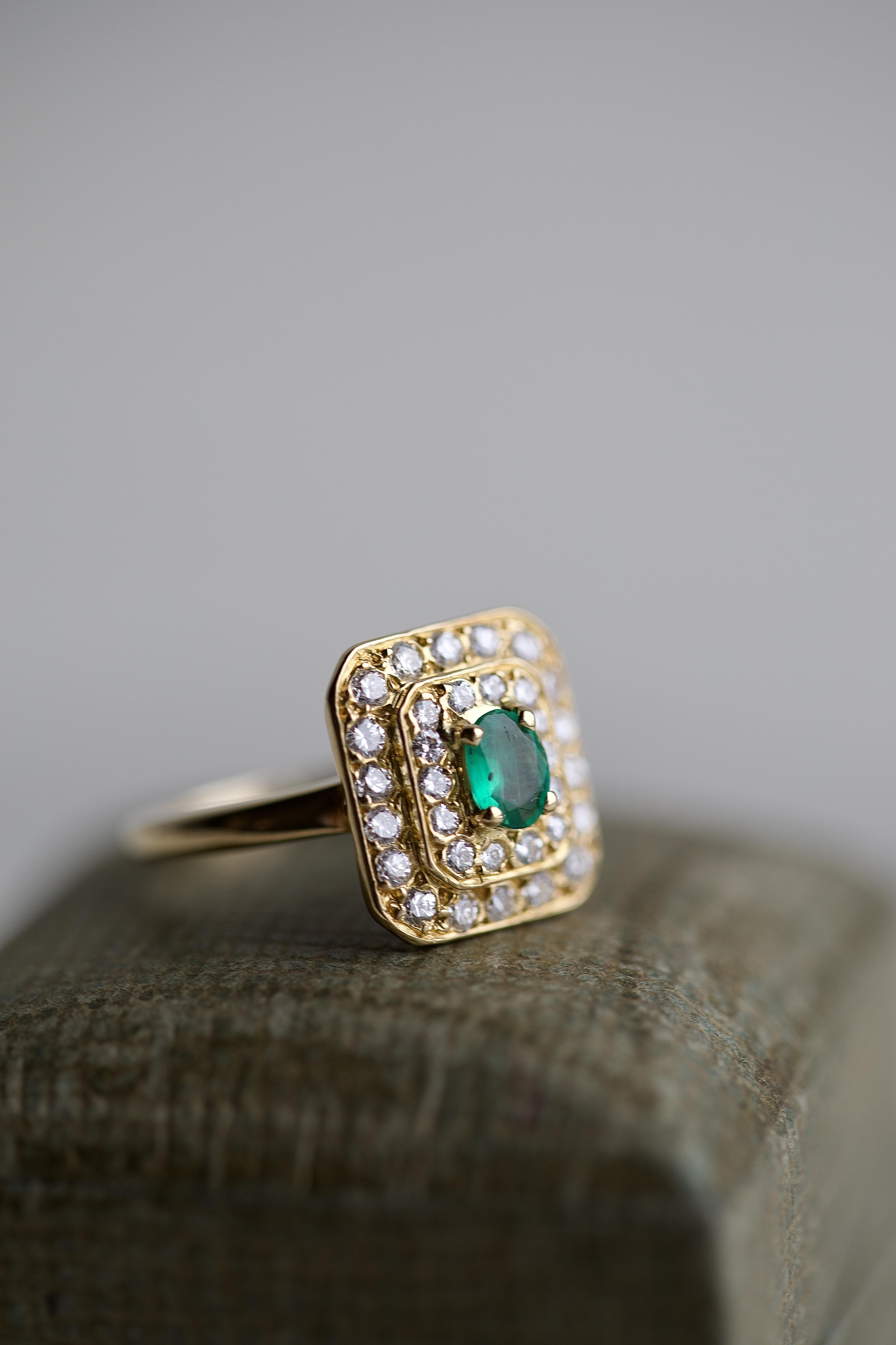 French Emerald Diamond Yellow Gold Ring In Excellent Condition For Sale In Beverly Hills, CA