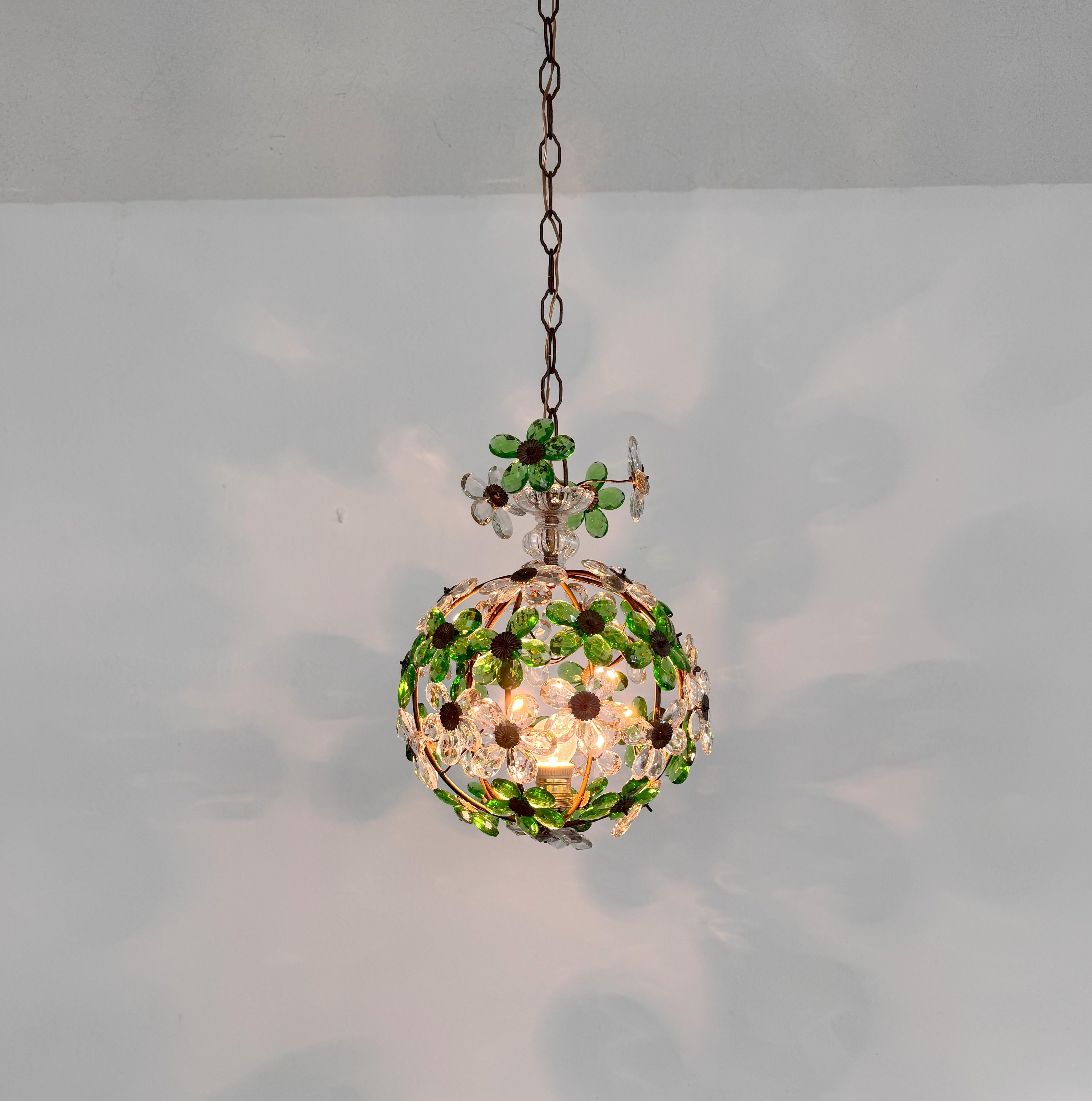 Lampadario francese con prismi di cristallo a fiore verde smeraldo in stile Maison Baguès, anni '50 in vendita 2