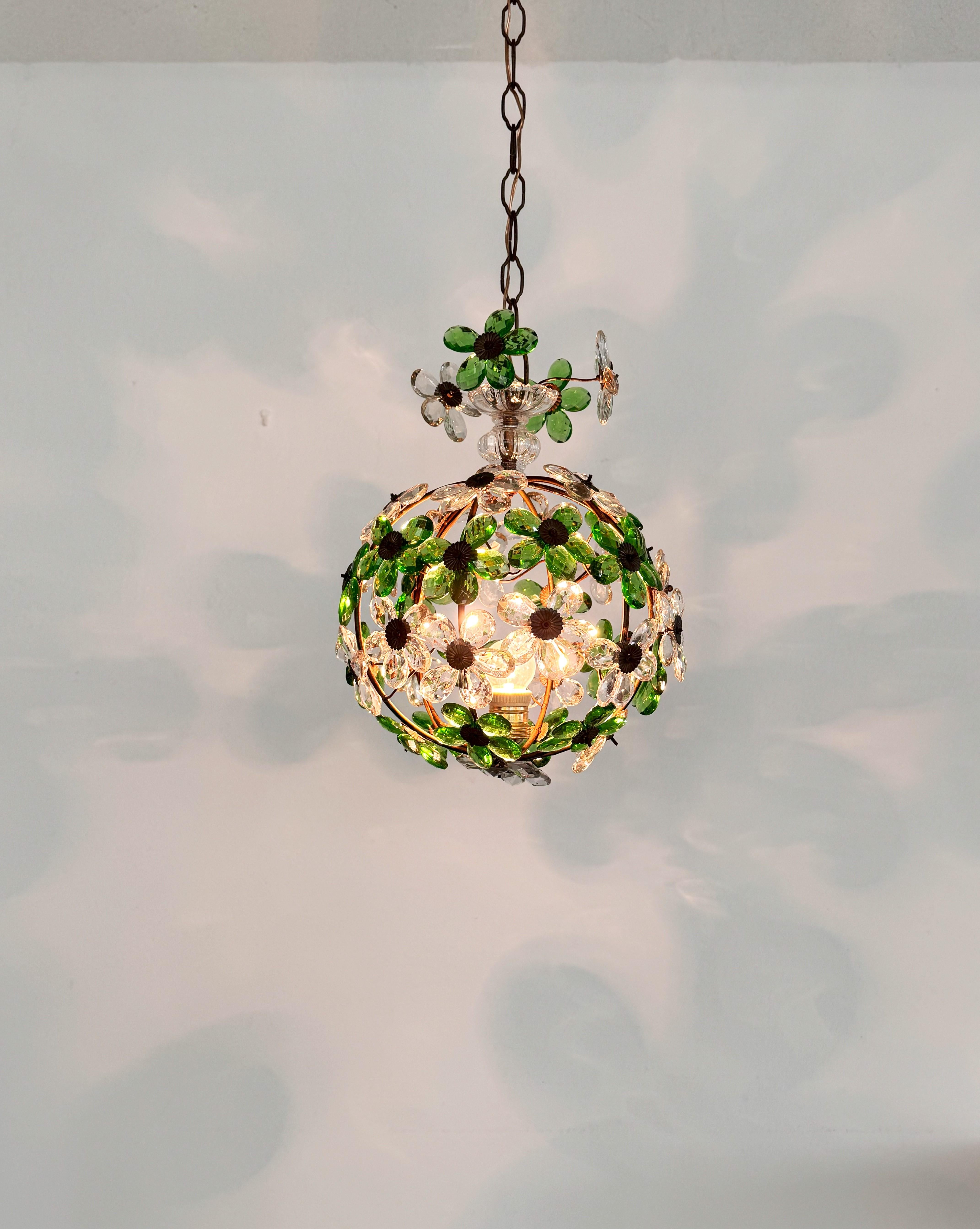 
Lampadario francese con prismi di cristallo a fiore verde smeraldo in stile Maison Baguès, anni '50

Bellissimo lampadario francese della metà del secolo scorso, realizzato in vetro di Murano e metallo.
Alloggiamento 1 portalampada grande (nuovo) 