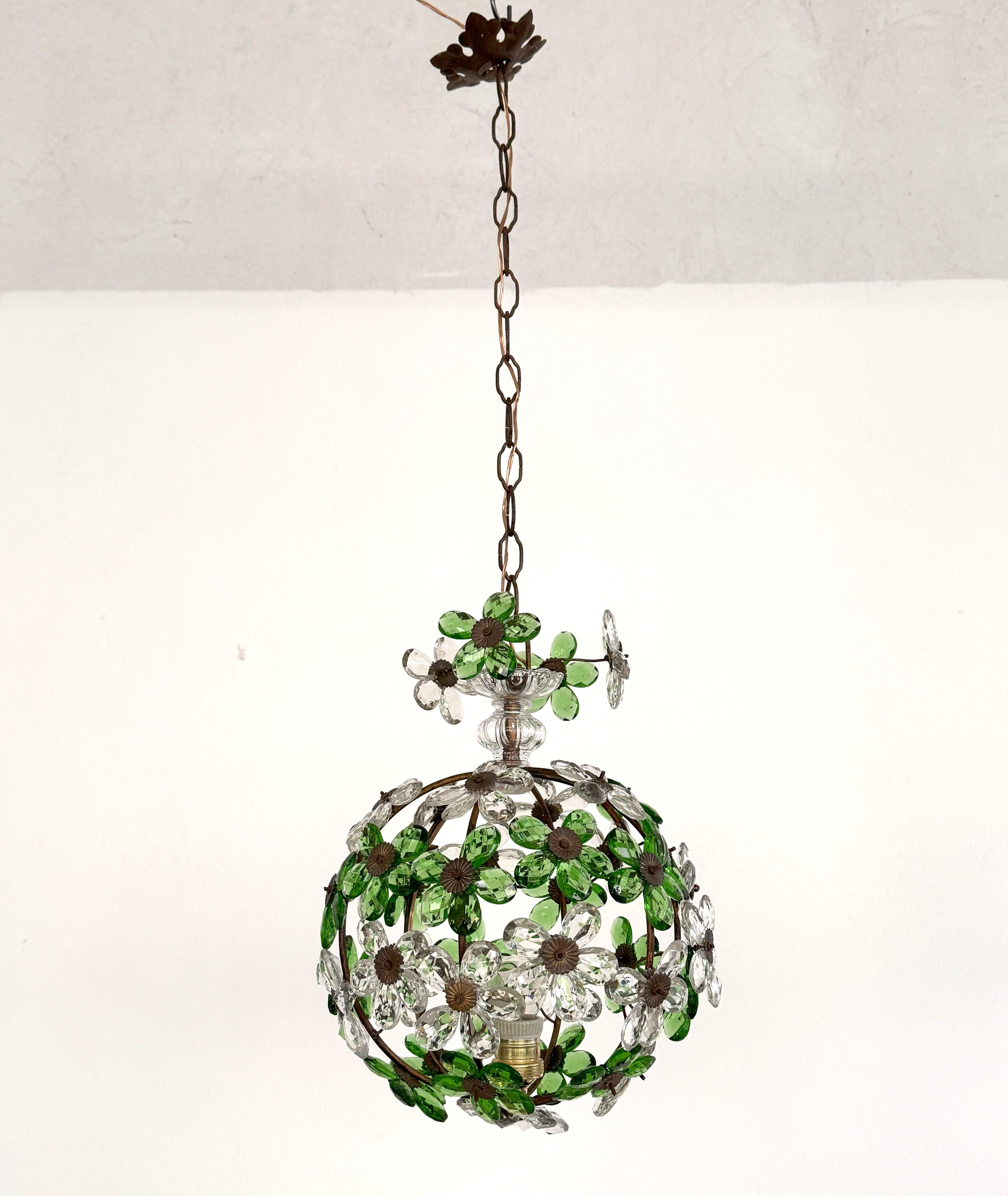Mid-Century moderno Lampadario francese con prismi di cristallo a fiore verde smeraldo in stile Maison Baguès, anni '50 in vendita