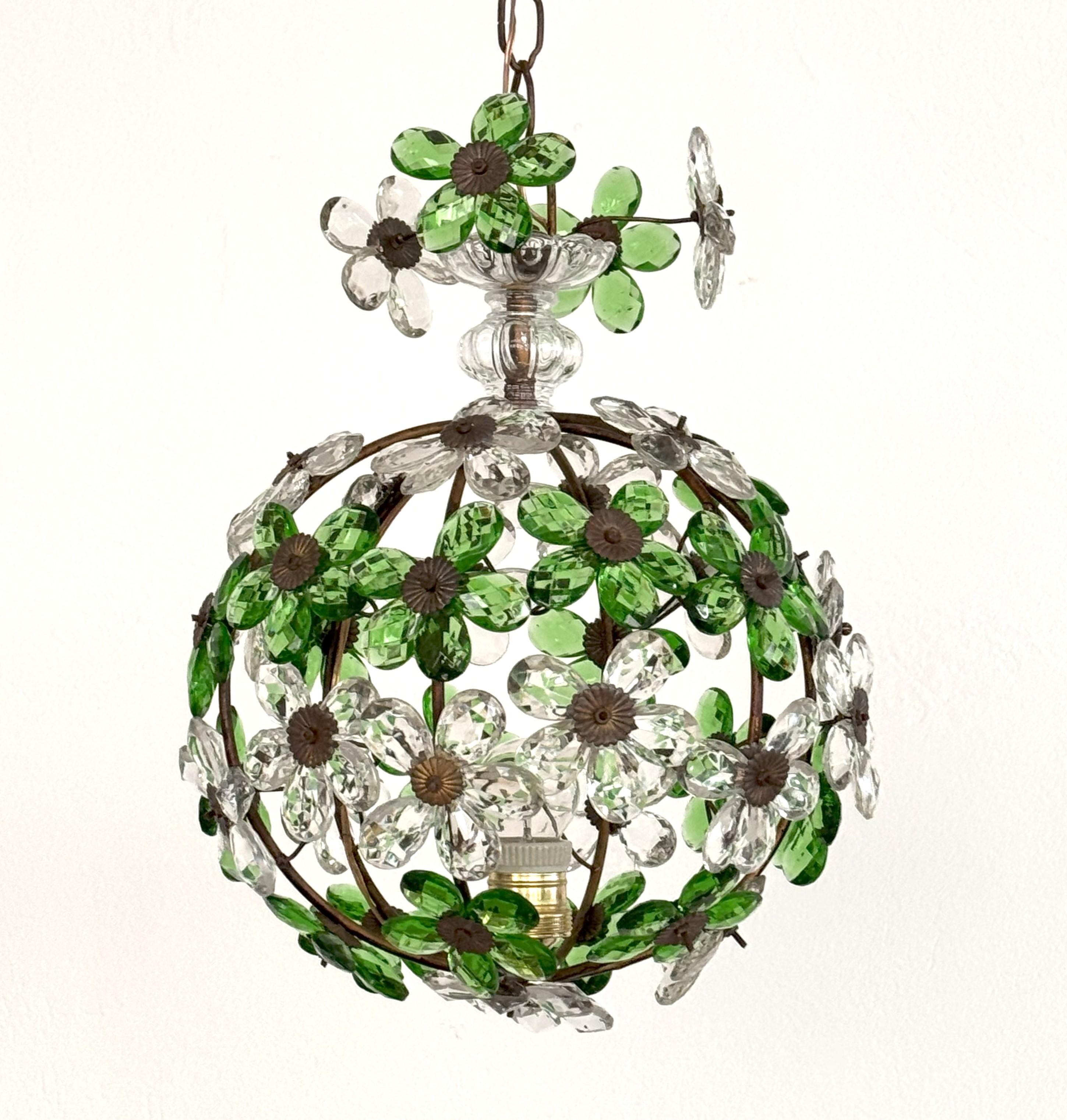 Francese Lampadario francese con prismi di cristallo a fiore verde smeraldo in stile Maison Baguès, anni '50 in vendita