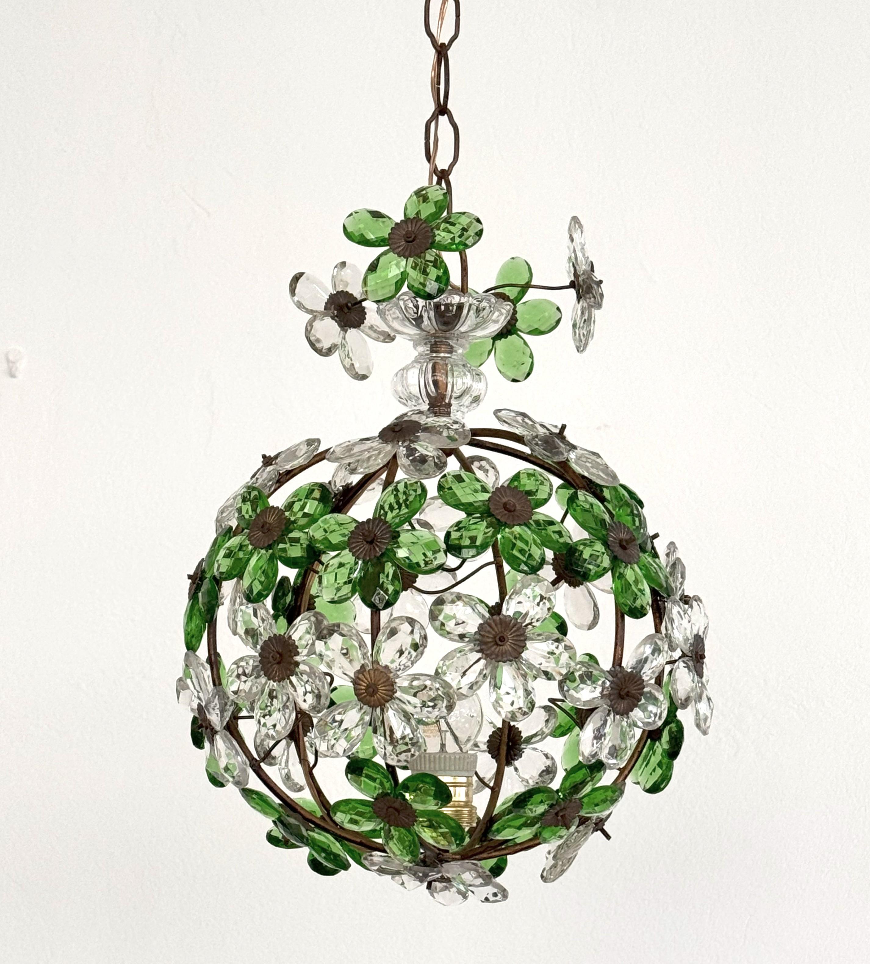 Fatto a mano Lampadario francese con prismi di cristallo a fiore verde smeraldo in stile Maison Baguès, anni '50 in vendita