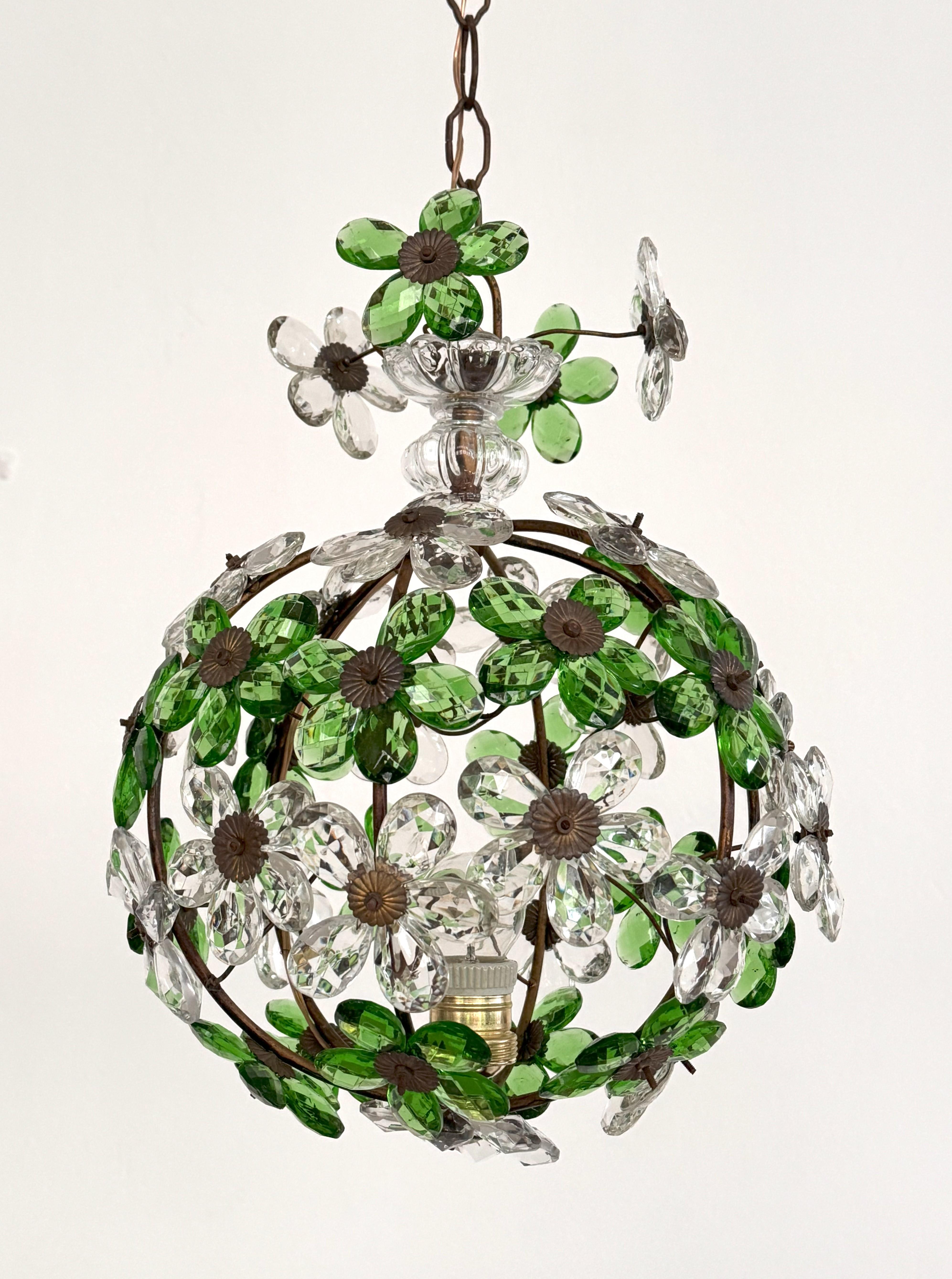 Lampadario francese con prismi di cristallo a fiore verde smeraldo in stile Maison Baguès, anni '50 In condizioni buone in vendita a Morazzone, Varese