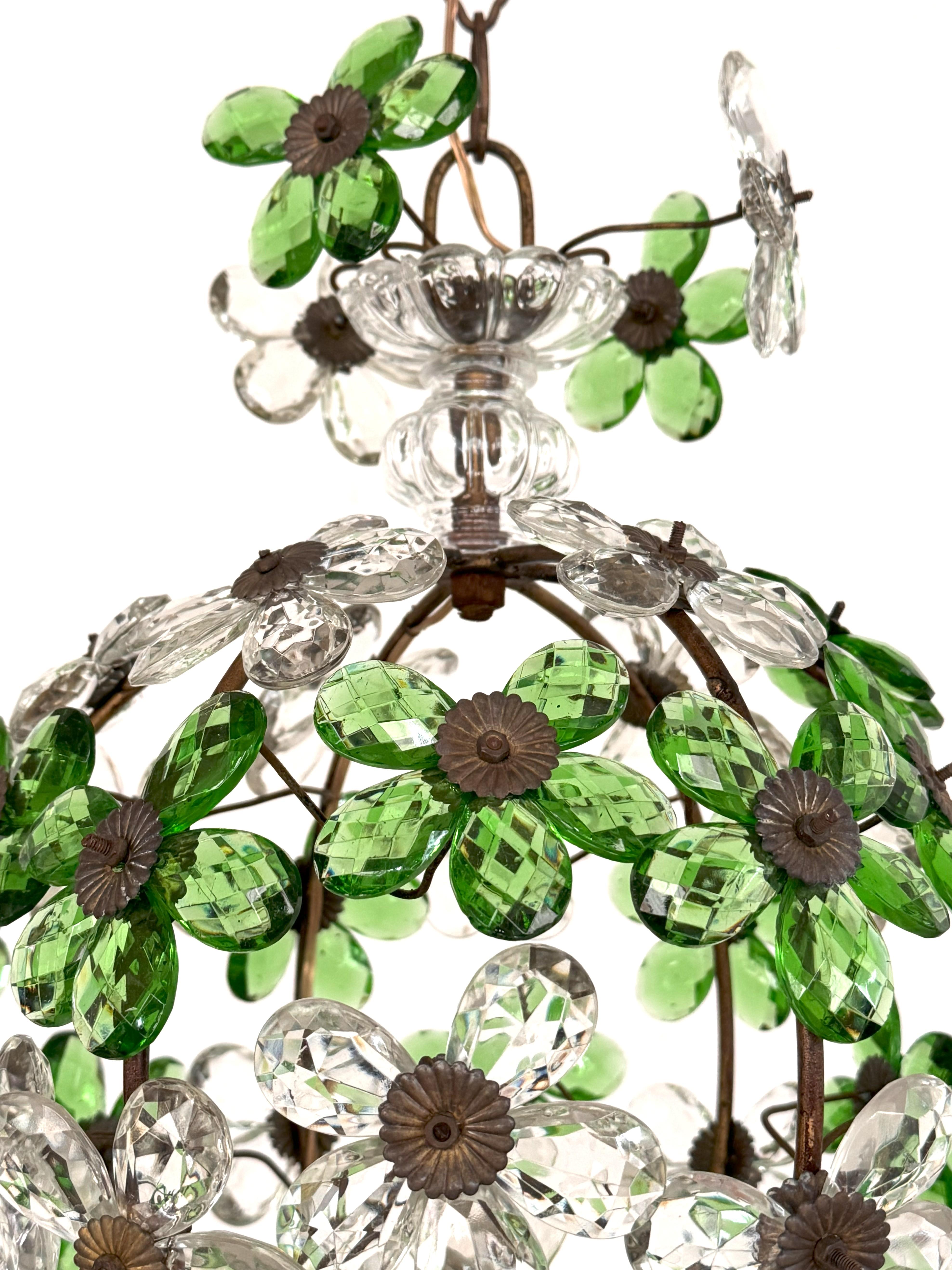 XX secolo Lampadario francese con prismi di cristallo a fiore verde smeraldo in stile Maison Baguès, anni '50 in vendita