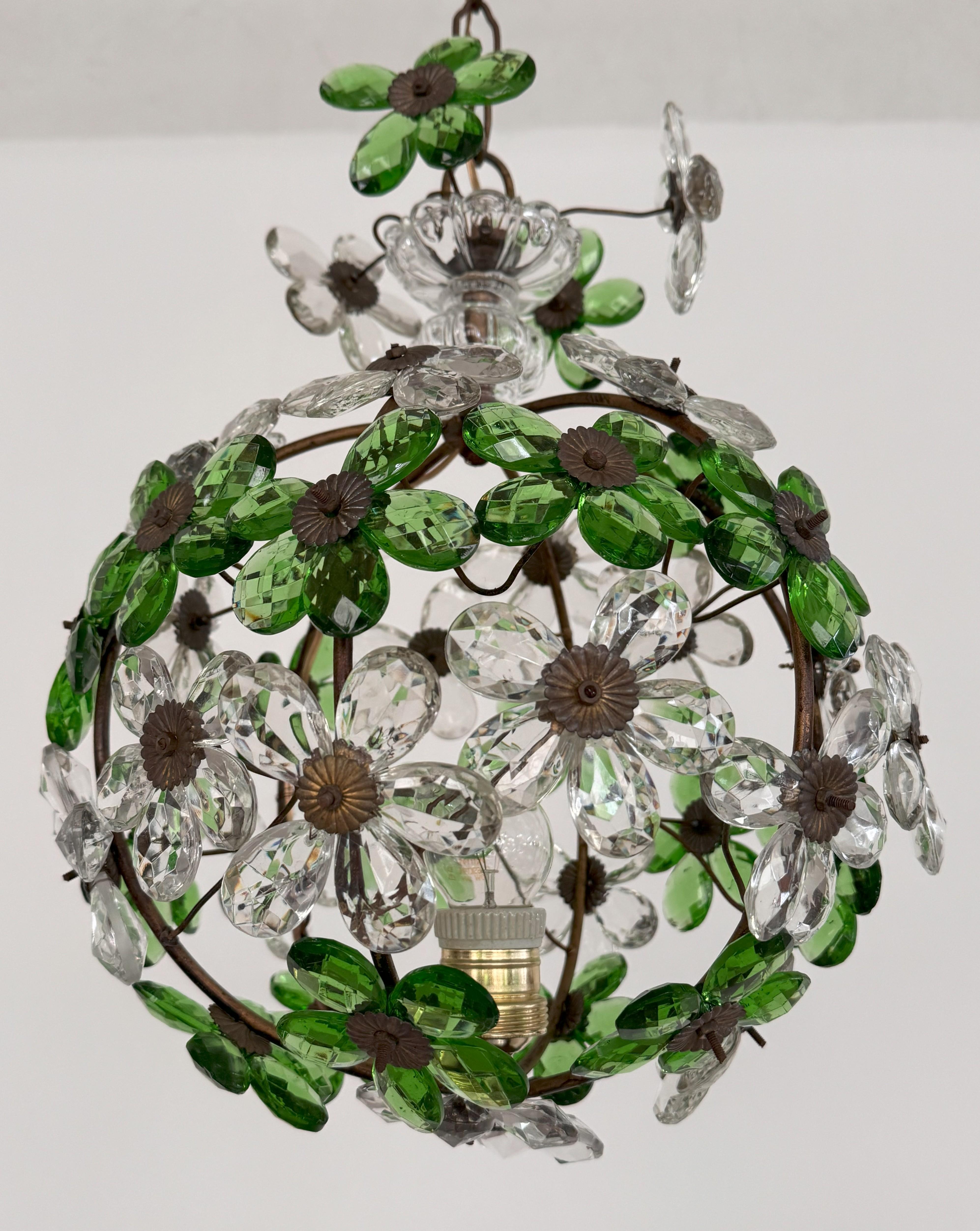 Cristallo Lampadario francese con prismi di cristallo a fiore verde smeraldo in stile Maison Baguès, anni '50 in vendita