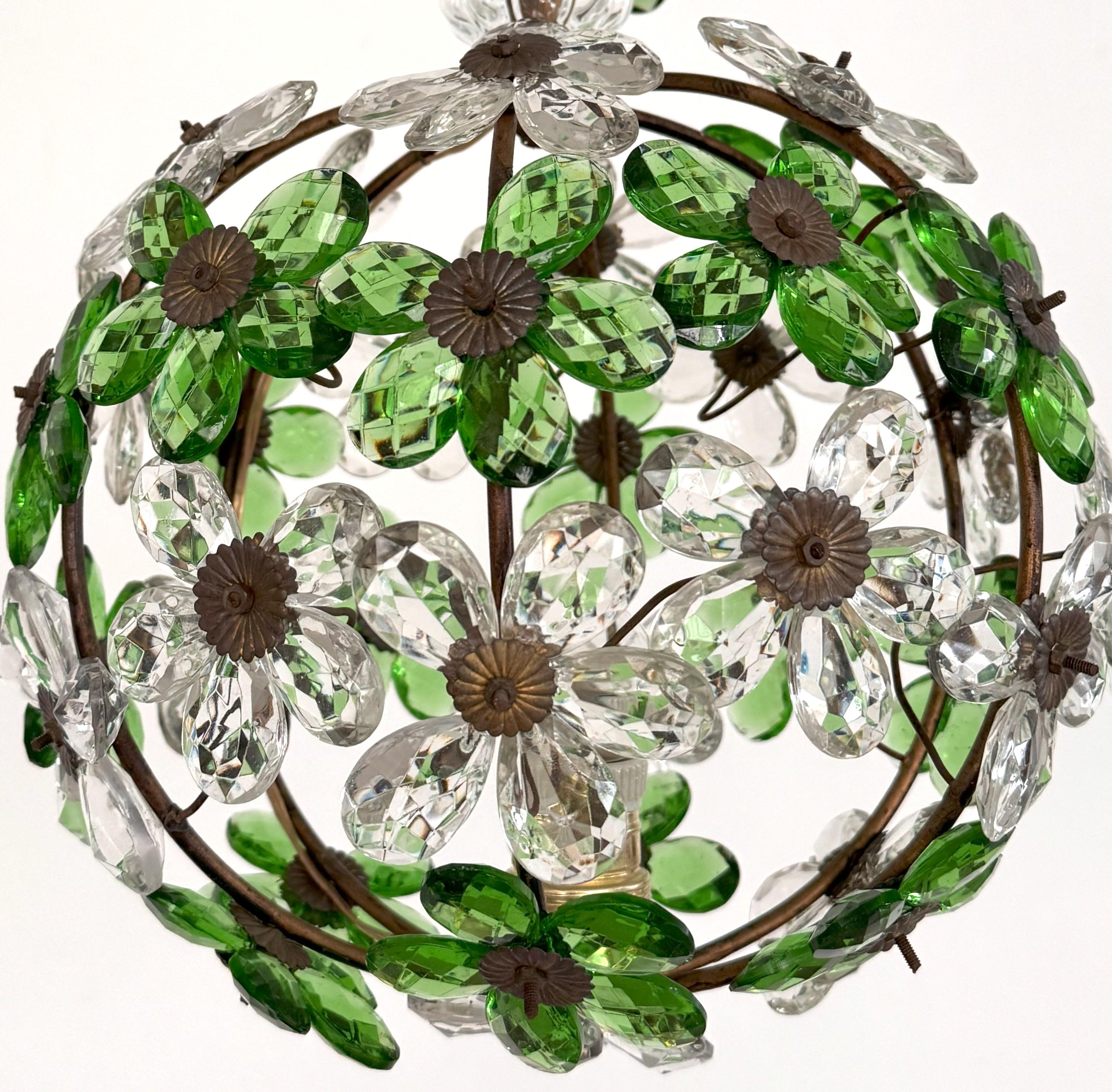 Lampadario francese con prismi di cristallo a fiore verde smeraldo in stile Maison Baguès, anni '50 in vendita 1