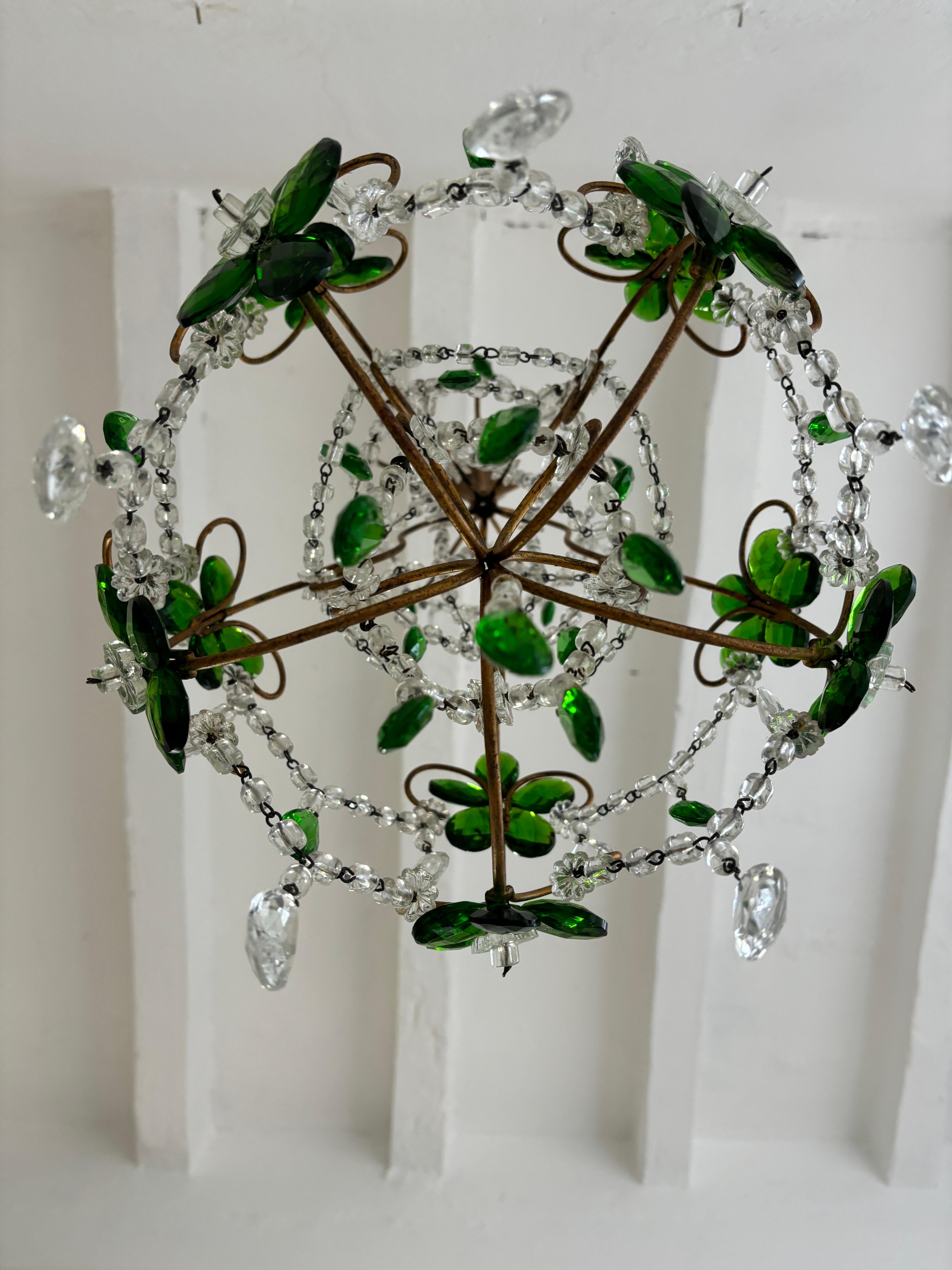 French Emerald Green Flower Crystal Prisms Maison Baguès Style Chandelier In Good Condition For Sale In Modena (MO), Modena (Mo)