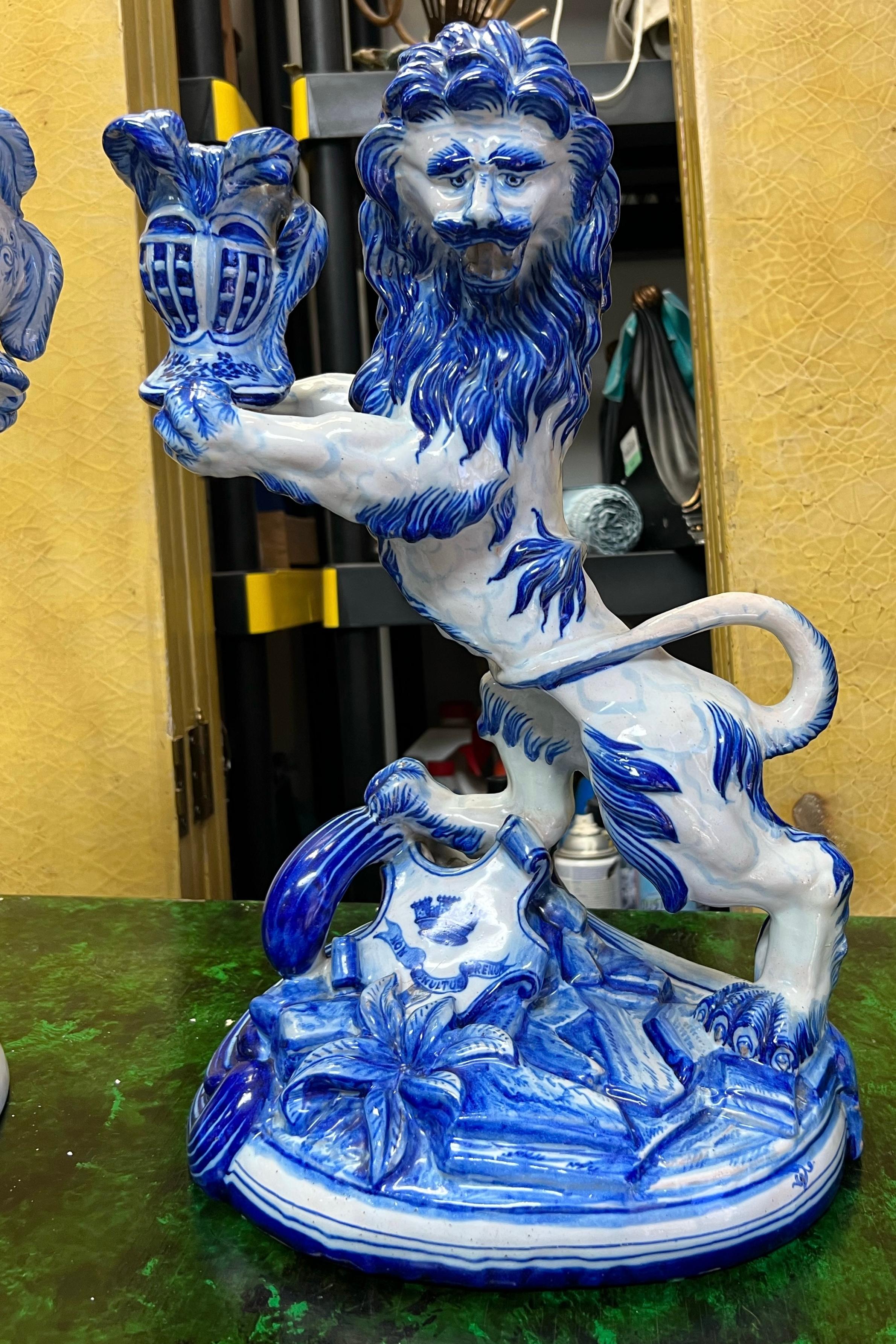 Französische blau-weiße Terrakotta-Löwen im Emile Galle-Stil von St. Clements, Paar im Angebot 5