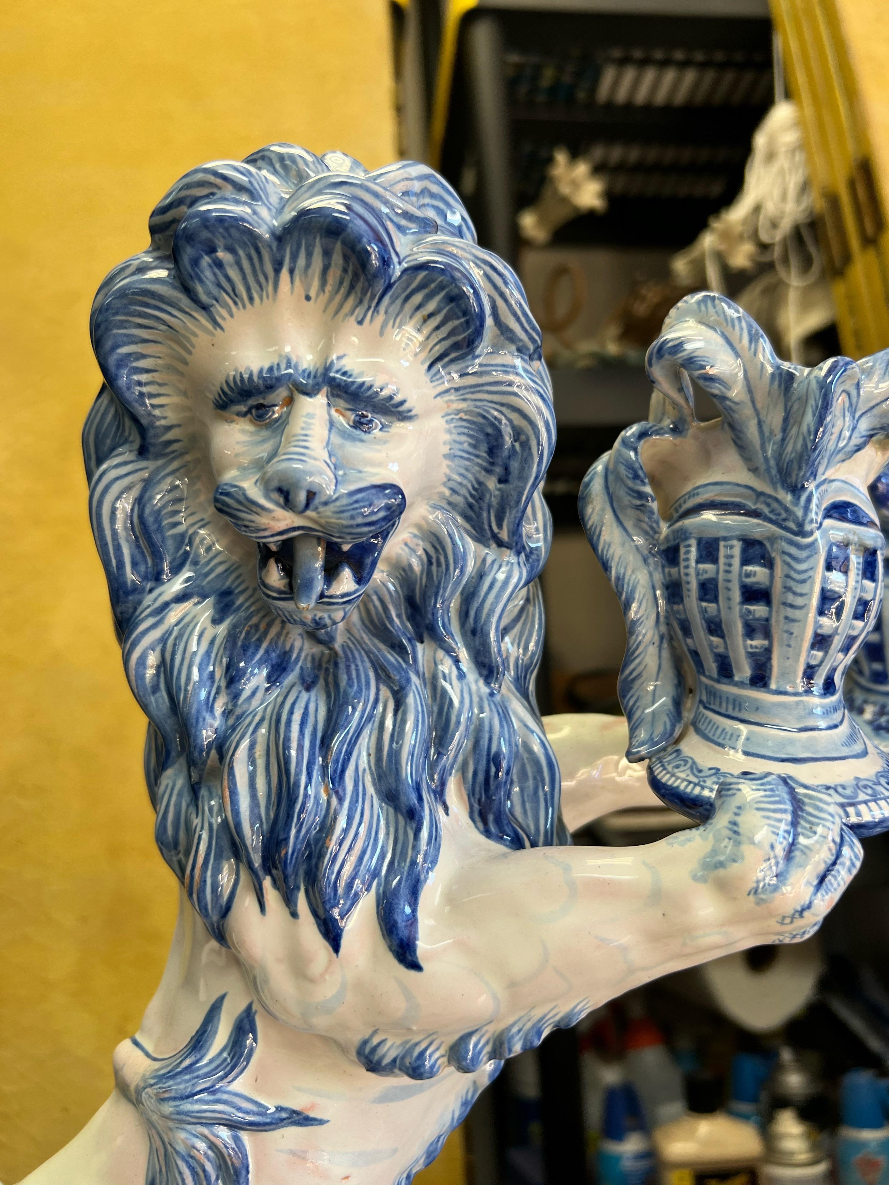 Die sind fabelhaft! Dies ist ein Paar von St. Clements blau und weiß Löwe Form Kerzenhalter. Beide Löwen sind signiert. Bitte beachten Sie die leichte Farbabweichung. Sie wurden um das Jahr 1900 in der Region Luneville in Frankreich originalgetreu