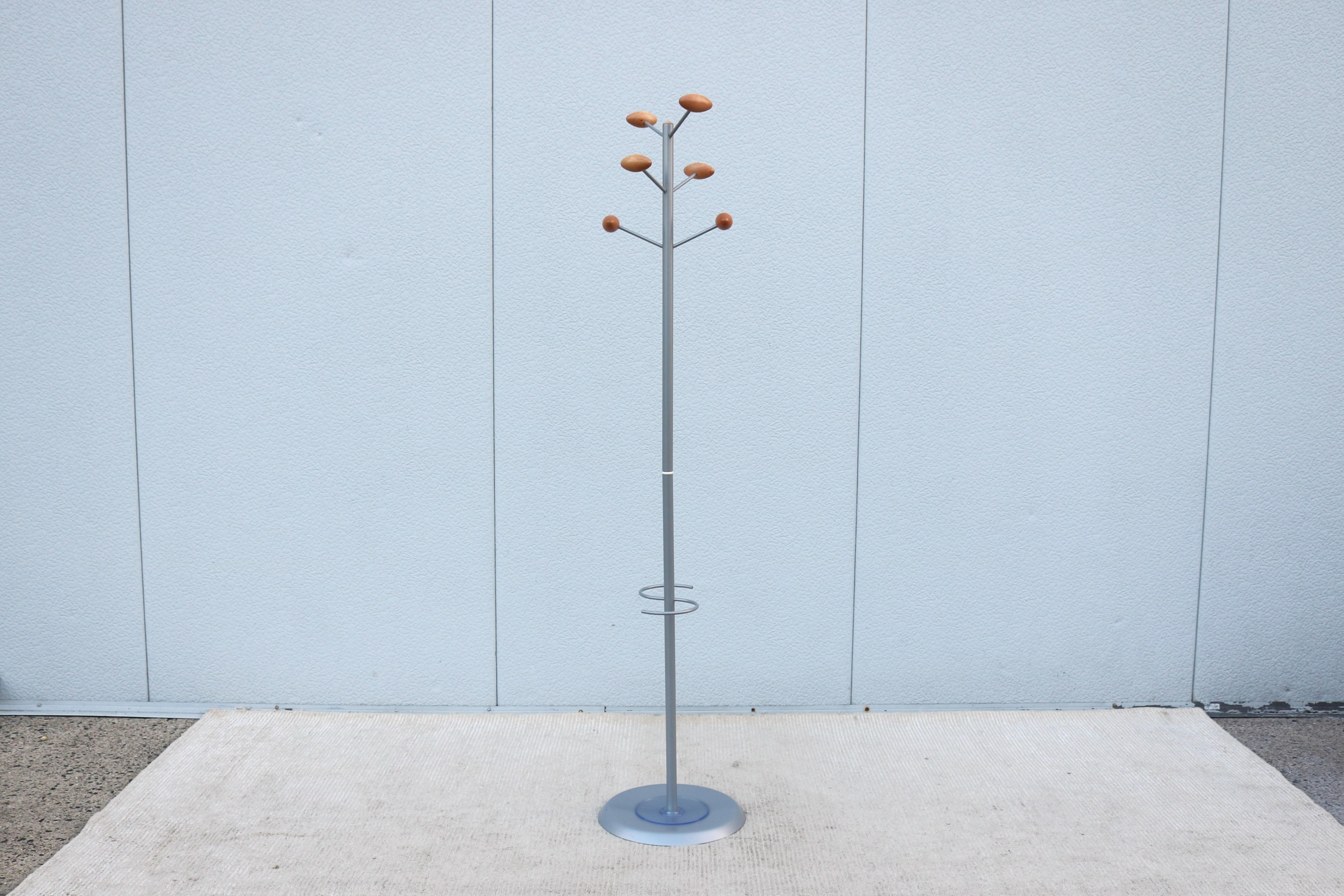 Wunderschöner Kleiderständer aus Stahl und Holz, entworfen von Emmanuel Gallina für Manade Paris.
Seine diskrete Eleganz, die vom skandinavischen Stil beeinflusst ist, verleiht ihm sowohl den zeitlosen Charme eines großen Klassikers als auch einen