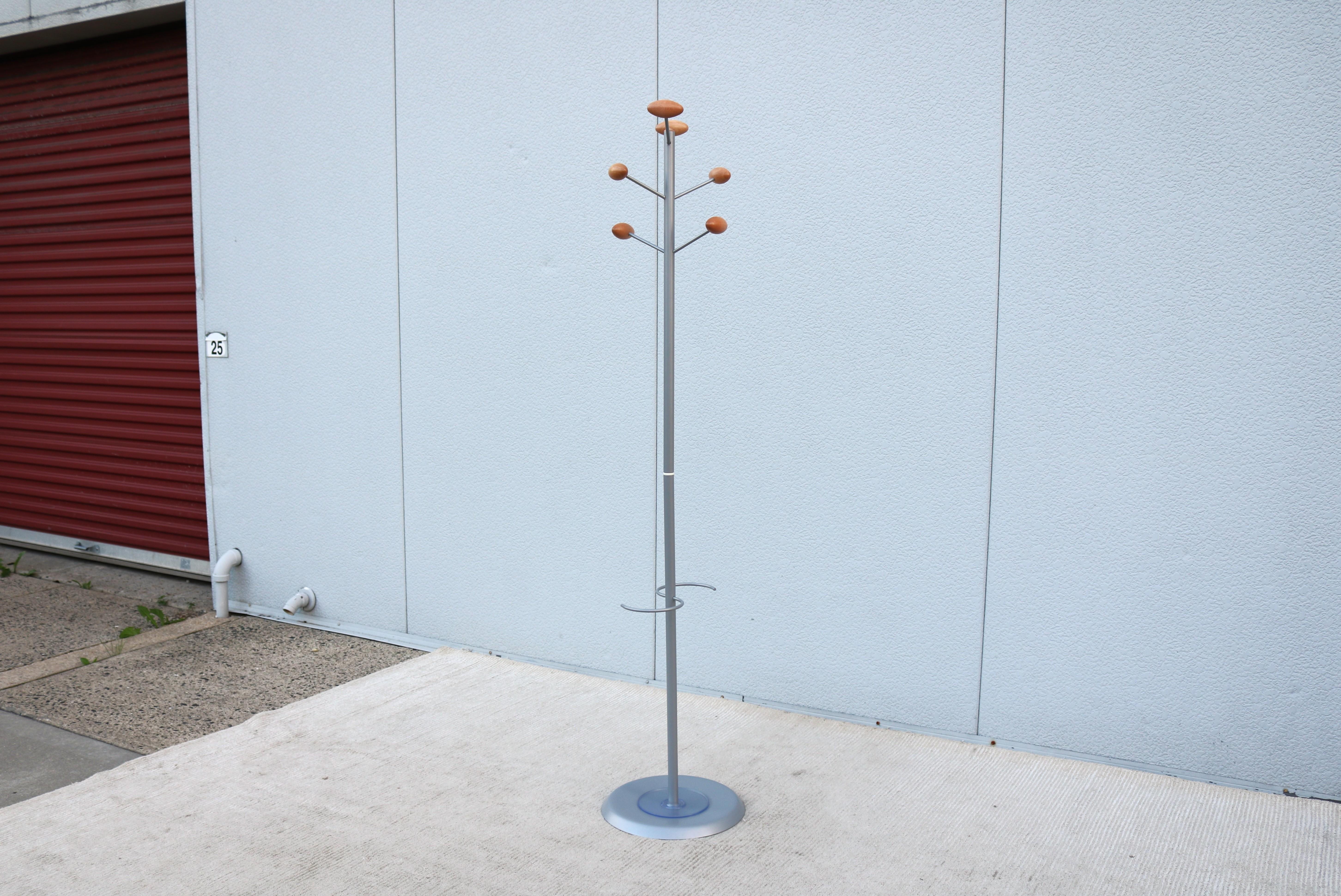 Französischer Emmanuel Gallina für Manade Paris Kleiderständer/Garderobenbaum aus Stahl und Holz (Skandinavische Moderne) im Angebot