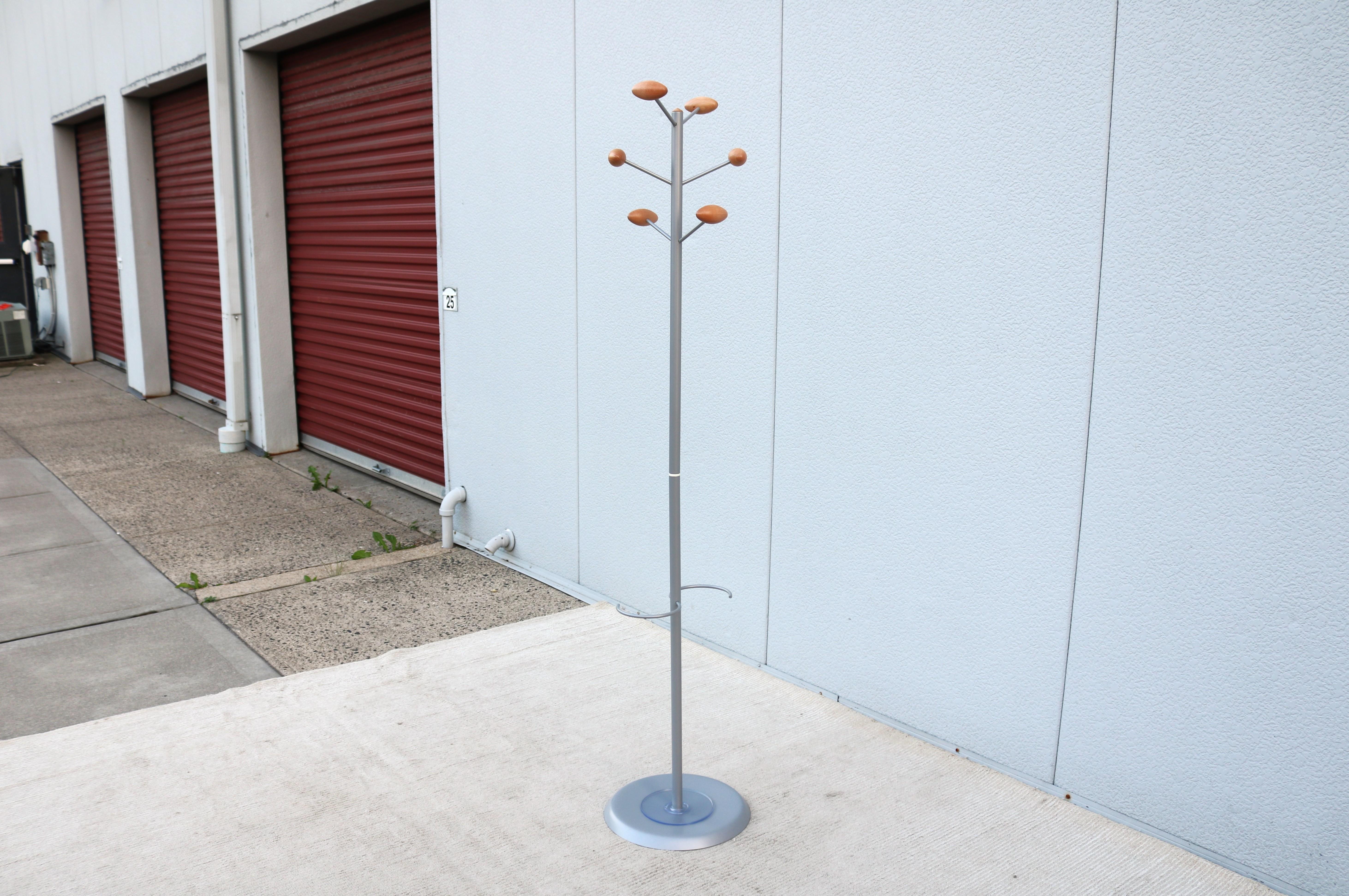 Französischer Emmanuel Gallina für Manade Paris Kleiderständer/Garderobenbaum aus Stahl und Holz (Pulverbeschichtet) im Angebot