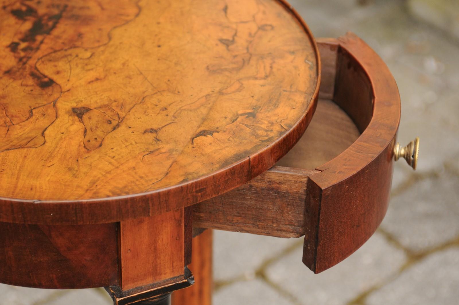 French Empire 1820s Walnut Pedestal Table with Single Drawer and Doric Columns 5