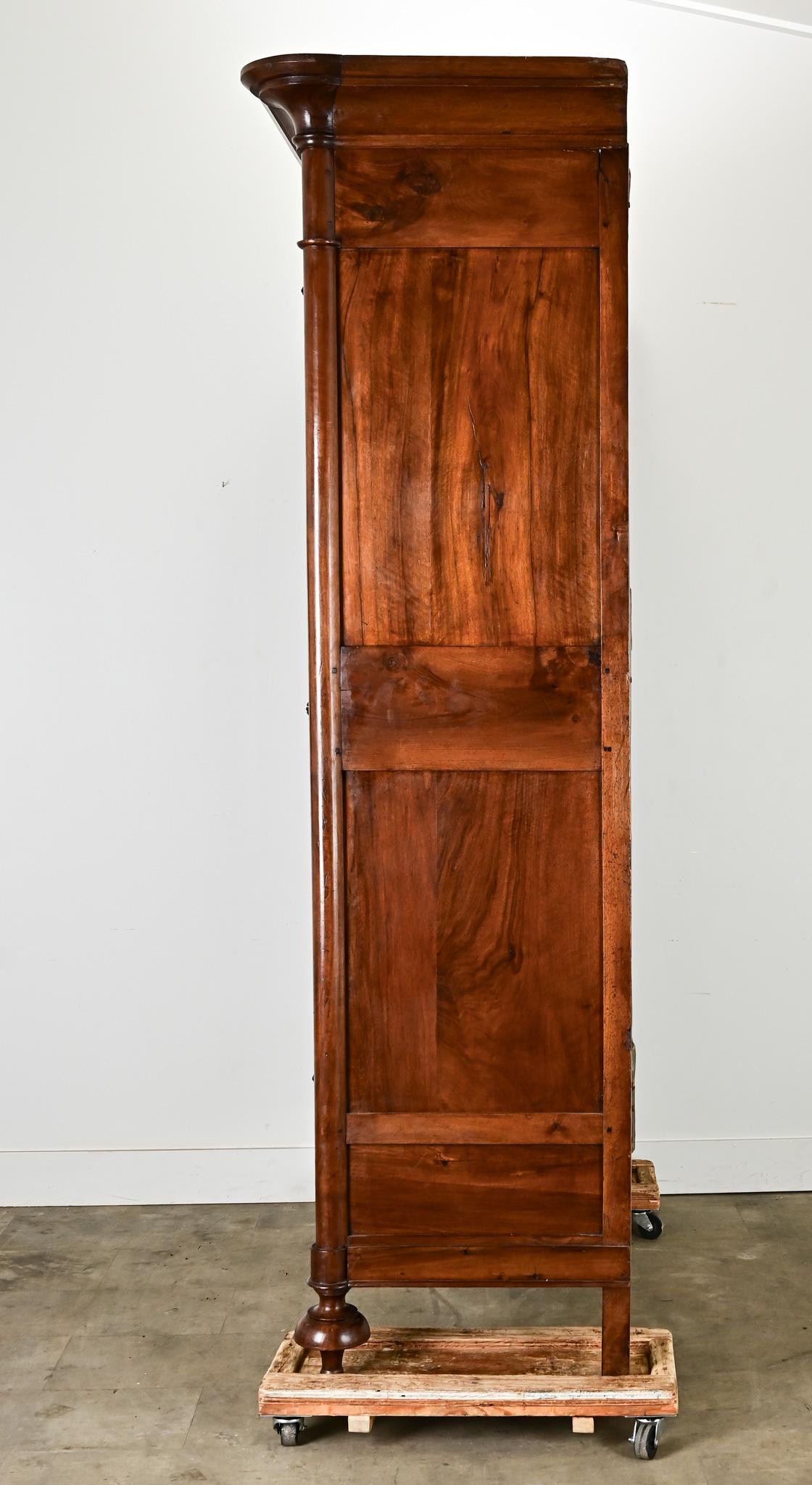 French Empire 19th Century Walnut Armoire For Sale 1