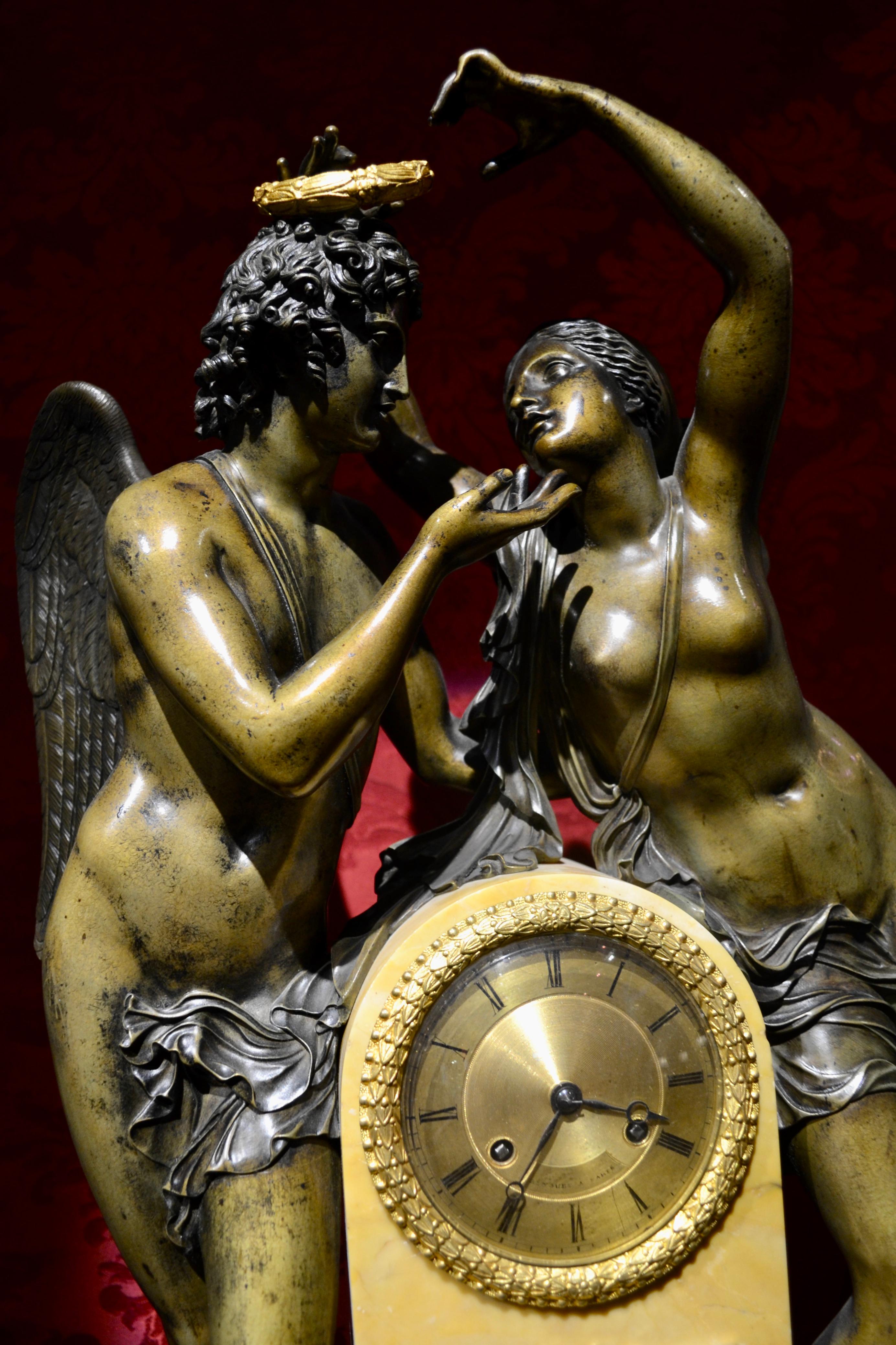 Garniture d'horloge allégorique Empire français de « Psyché Crowning Amor » (amère couronne couronnée) en vente 6