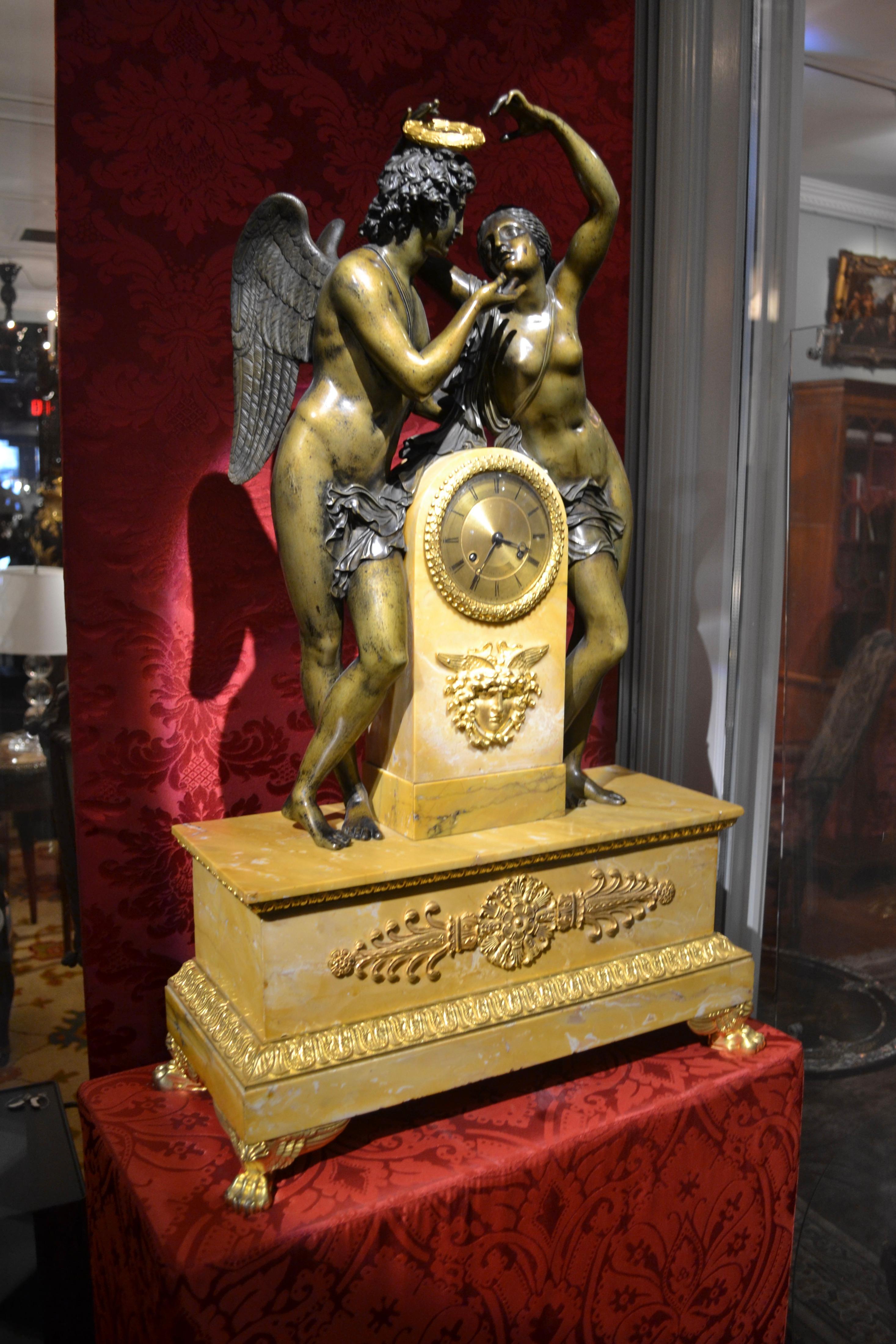 Garniture d'horloge allégorique Empire français de « Psyché Crowning Amor » (amère couronne couronnée) en vente 7