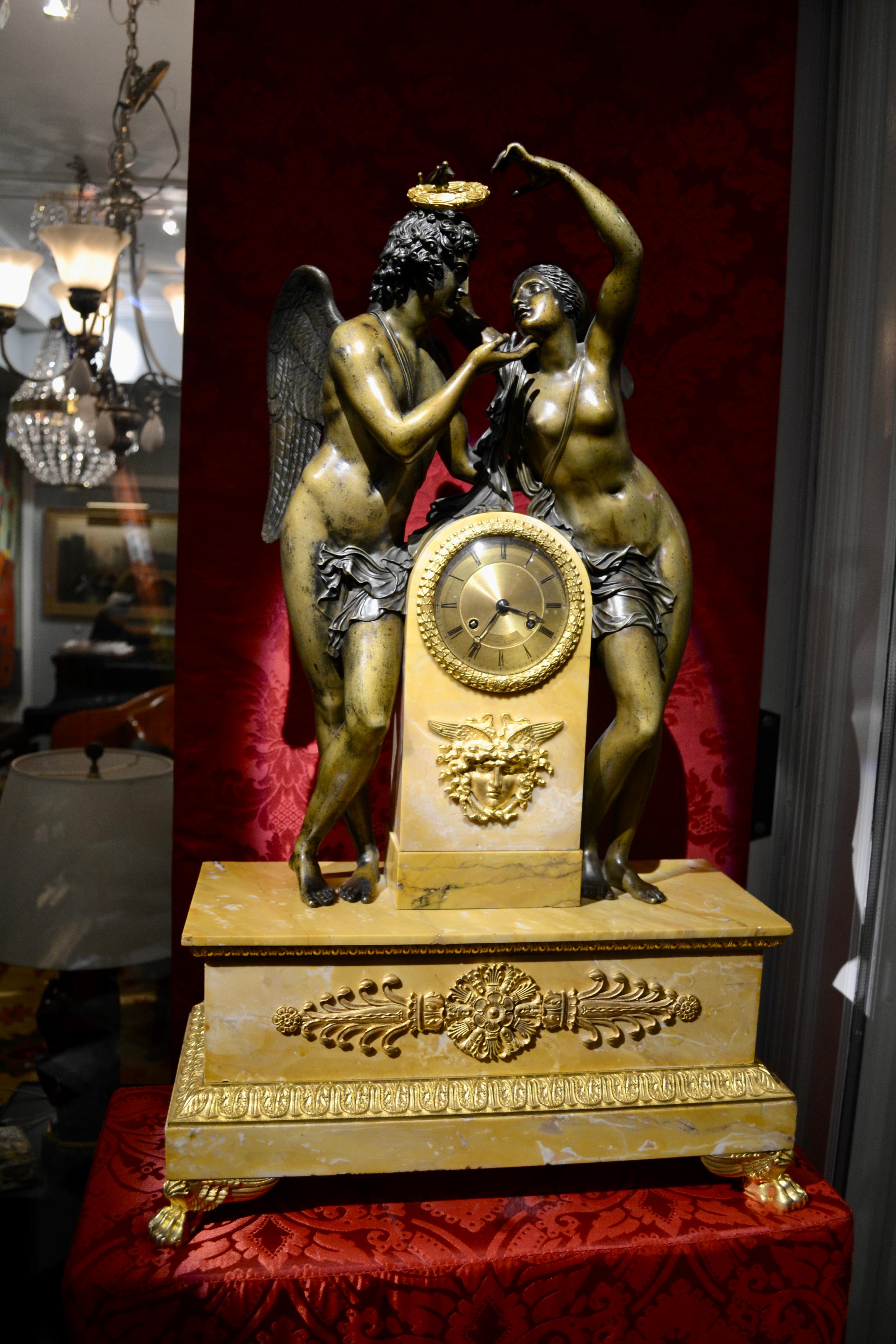 Garniture d'horloge allégorique Empire français de « Psyché Crowning Amor » (amère couronne couronnée) en vente 8