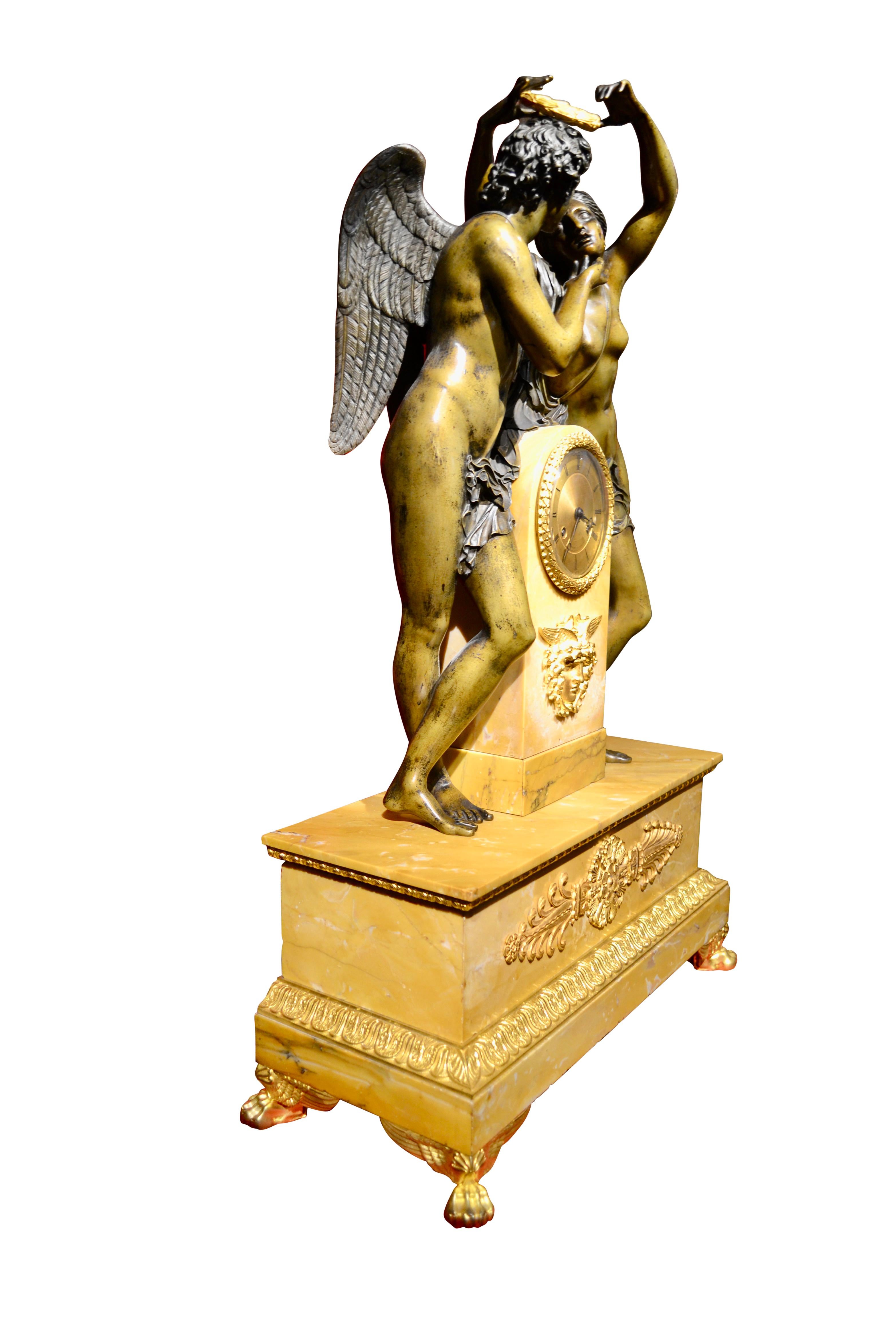 Allegorische französische Empire-Uhrgarnitur „Psyche Crowning Amor“, Französisches Empire (Handgeschnitzt) im Angebot
