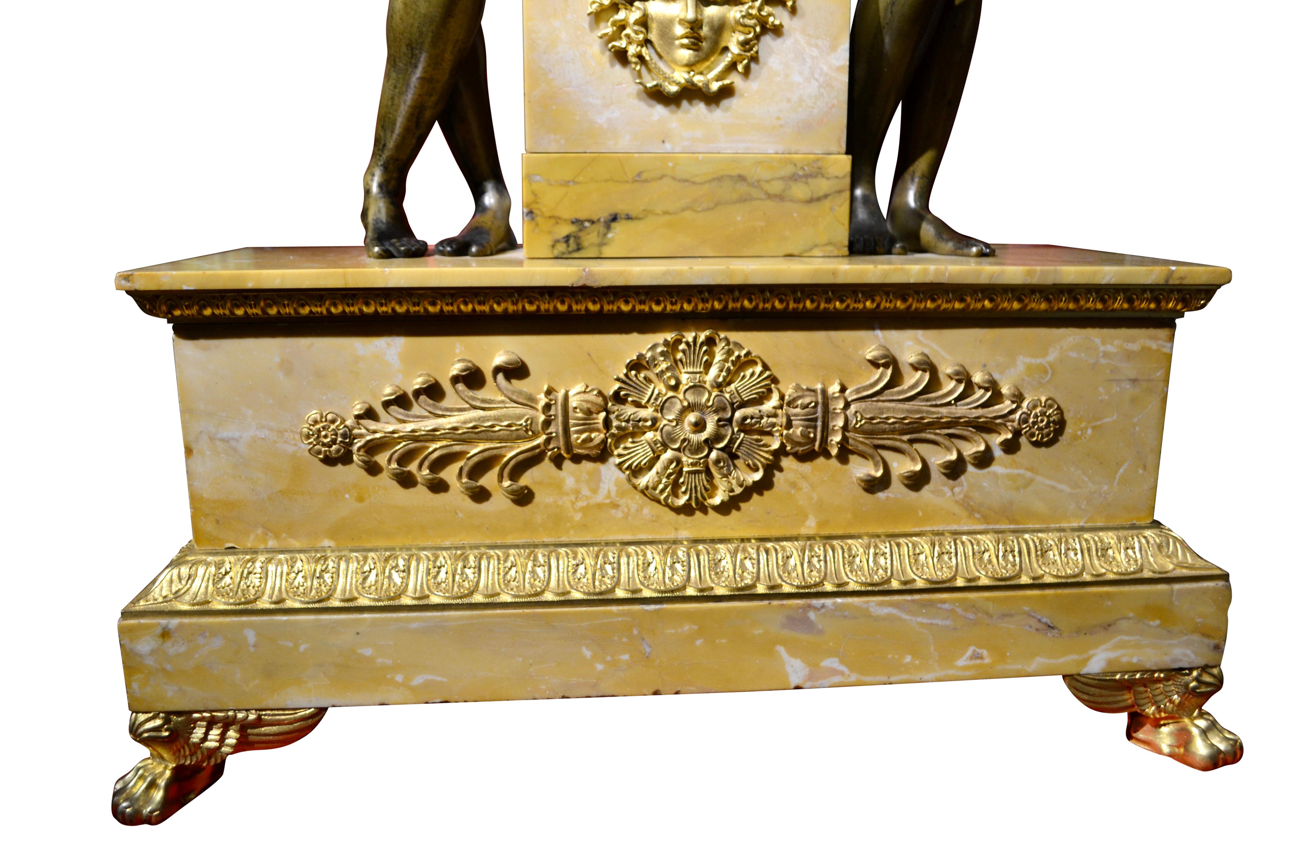 Garniture d'horloge allégorique Empire français de « Psyché Crowning Amor » (amère couronne couronnée) en vente 1