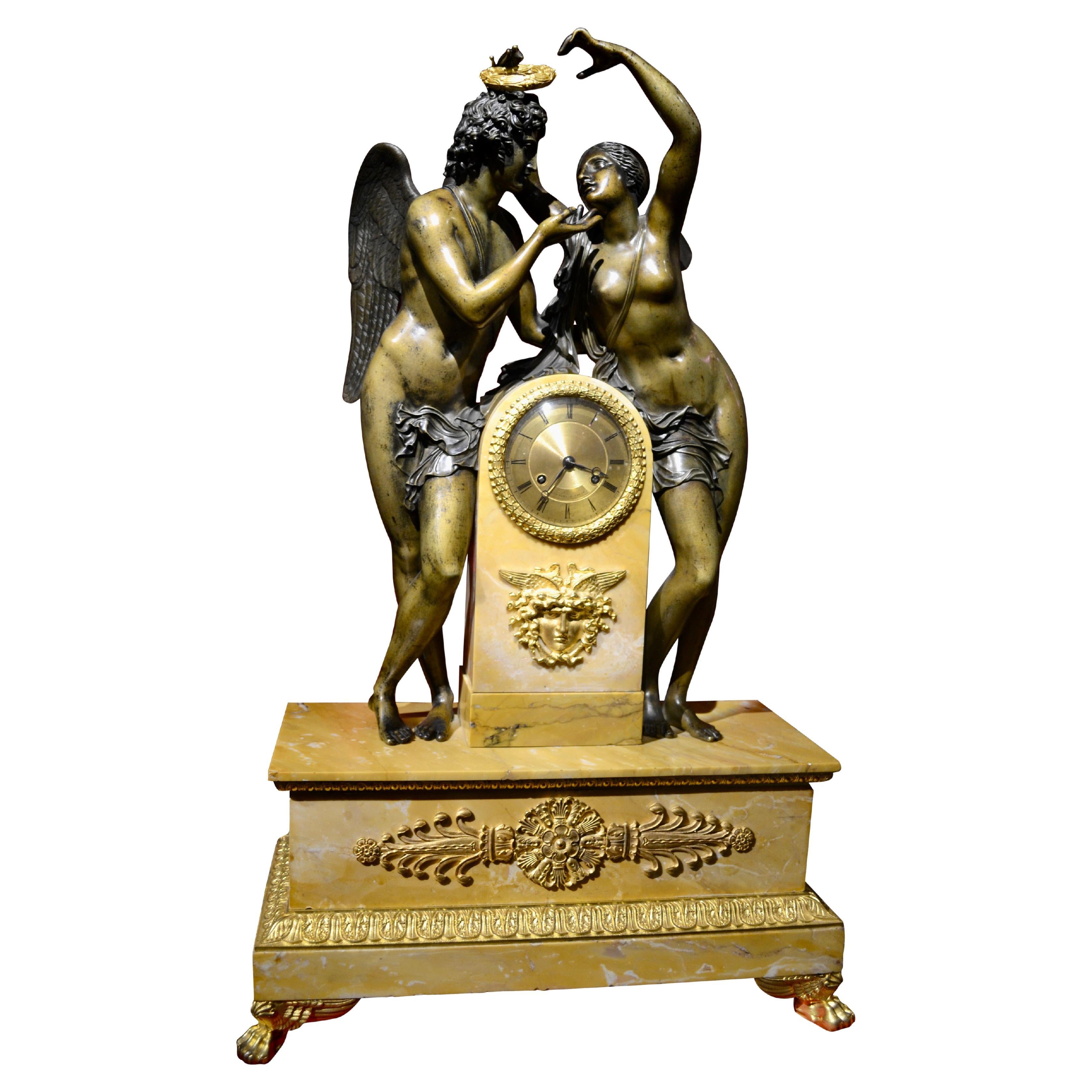 Garniture d'horloge allégorique Empire français de « Psyché Crowning Amor » (amère couronne couronnée)
