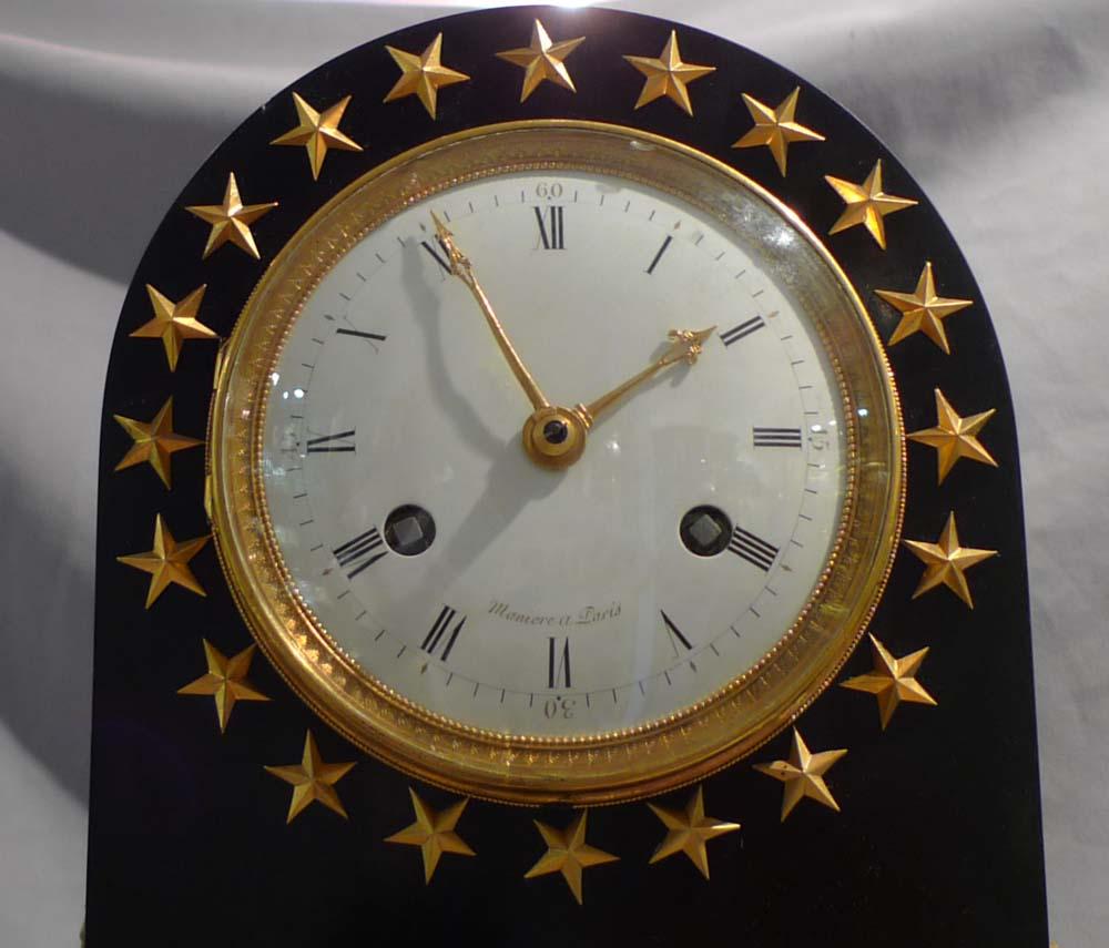 Pregevole orologio da caminetto in marmo nero e ormolu della forma a borne (antica pietra miliare). Proporzioni superbe e montature in ormolu fine, ben rifinite con doratura a fuoco opaca e brunita. La montatura principale rappresenta d'Etude, sotto