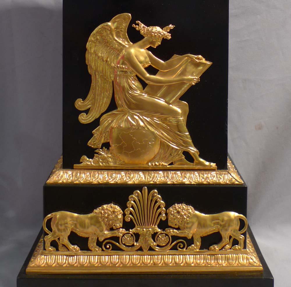 Français Pendule Empire français antique en marbre noir et bronze doré par Manière en vente