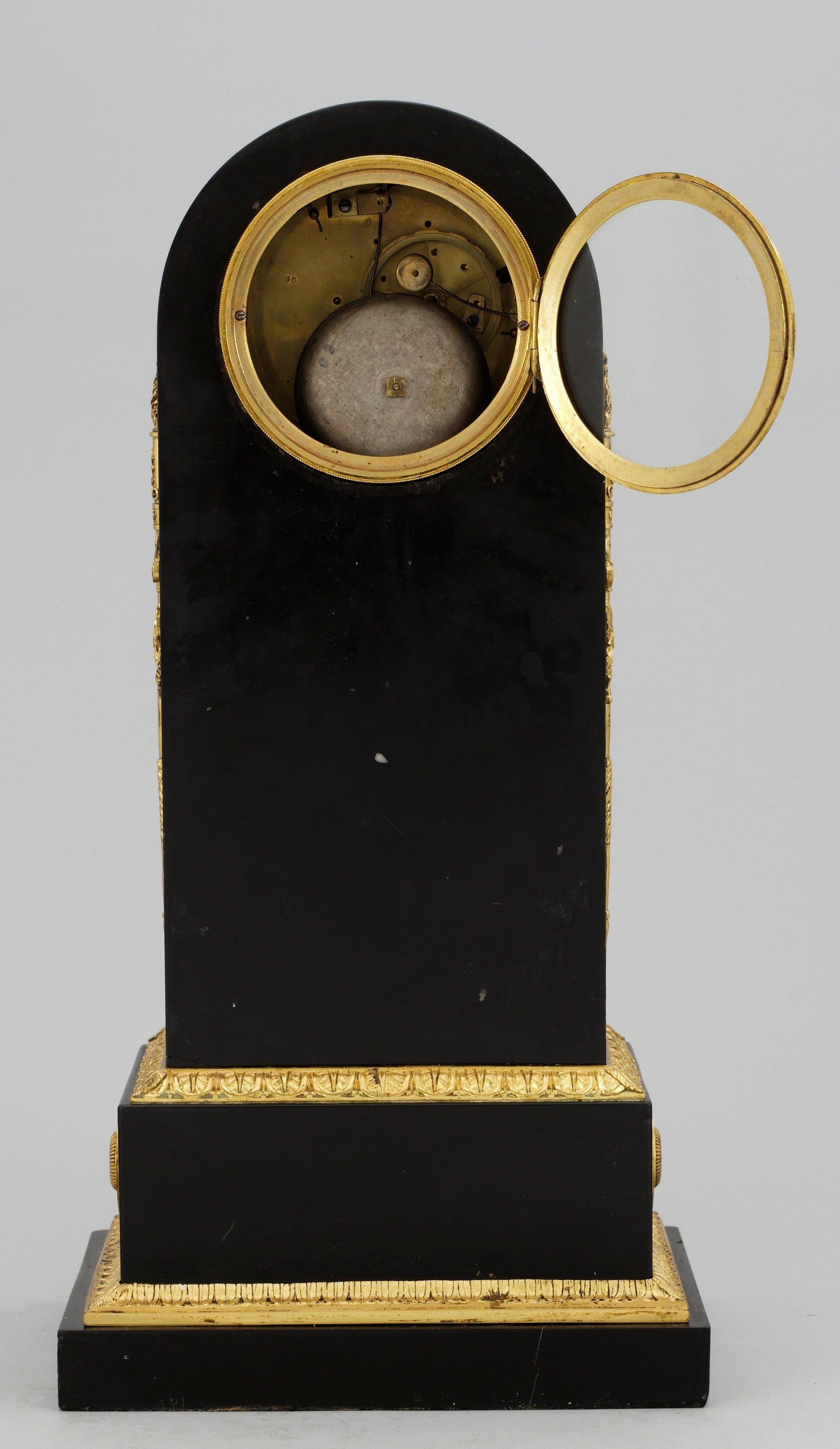 Francese Orologio a baldacchino in marmo nero e ormolu dell'Antique French French, di Maniere in vendita