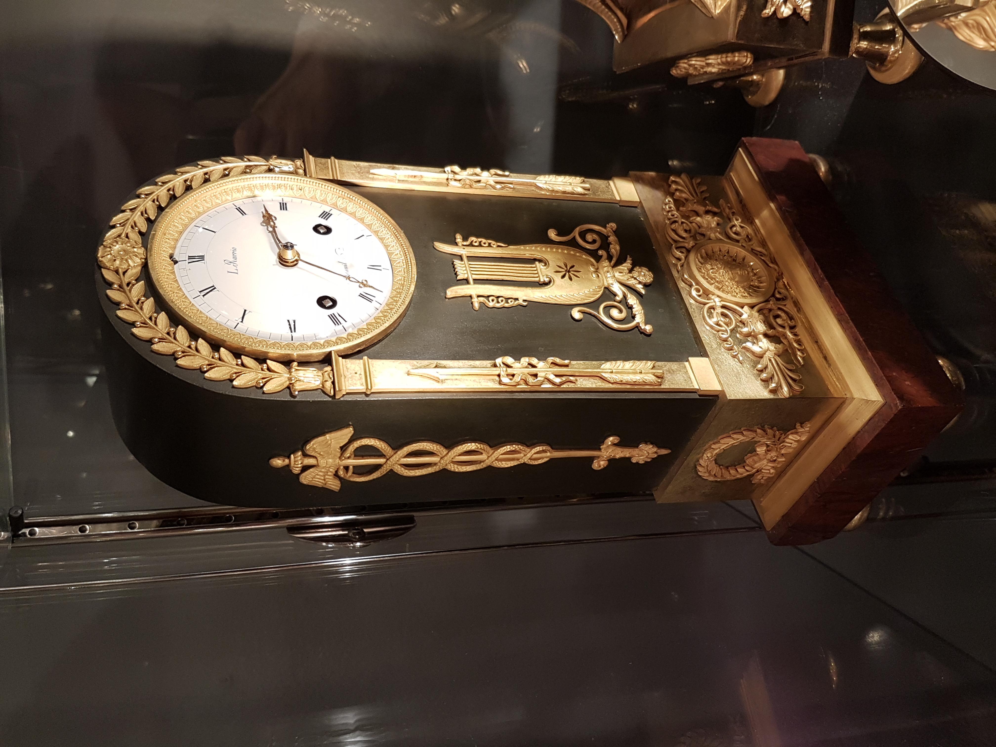 Antike französische Empire-Uhr, Goldbronze, patinierte Bronze und Marmor (Französisch) im Angebot