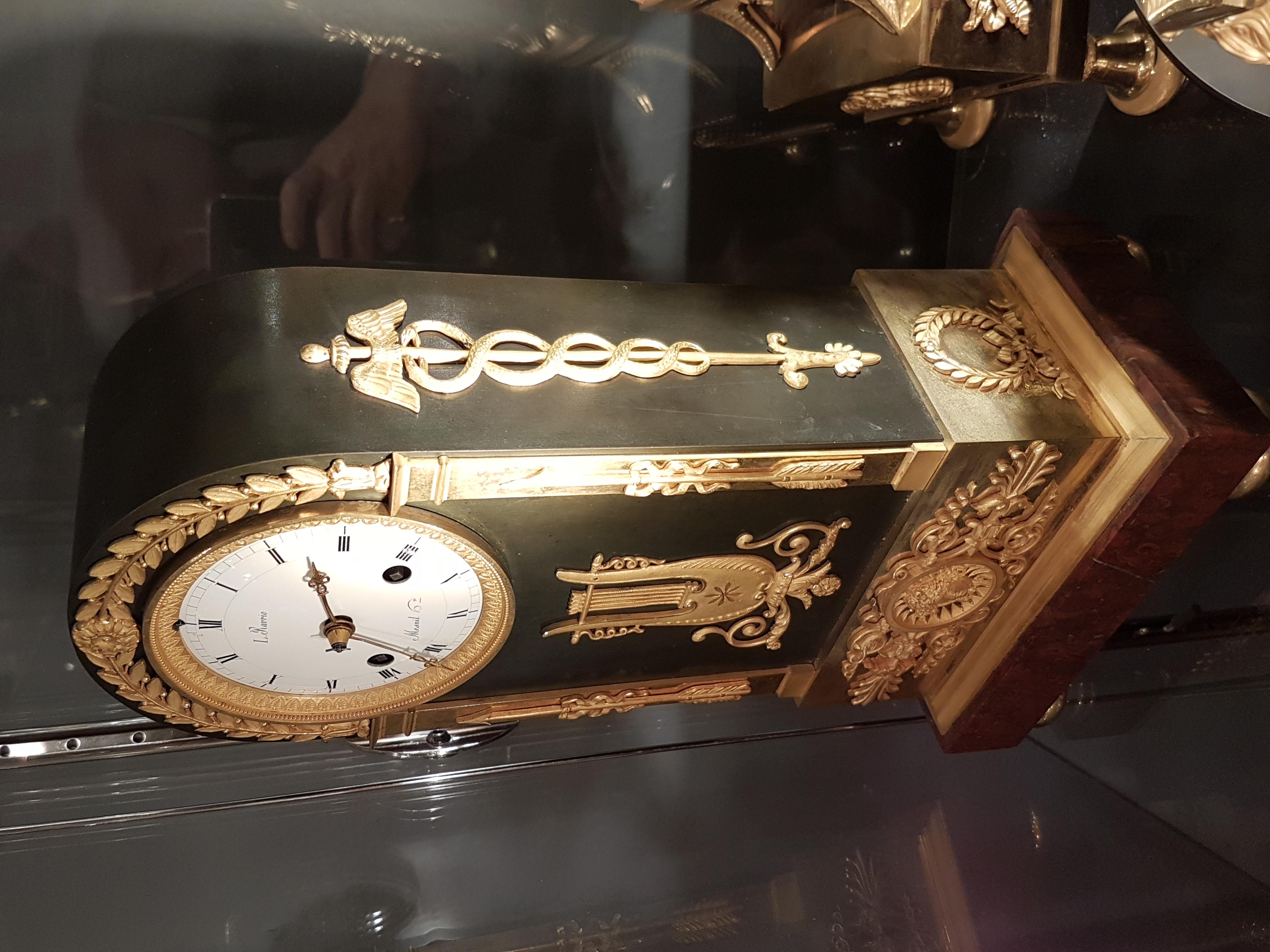 Patiné Horloge Empire française ancienne, bronze doré, bronze patiné et marbre en vente