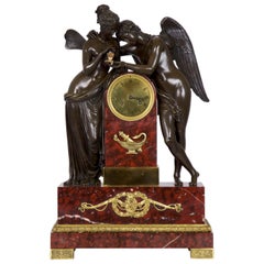 Pendule de cheminée en bronze antique de style Empire français représentant Psyché & Cupidon:: vers 1825