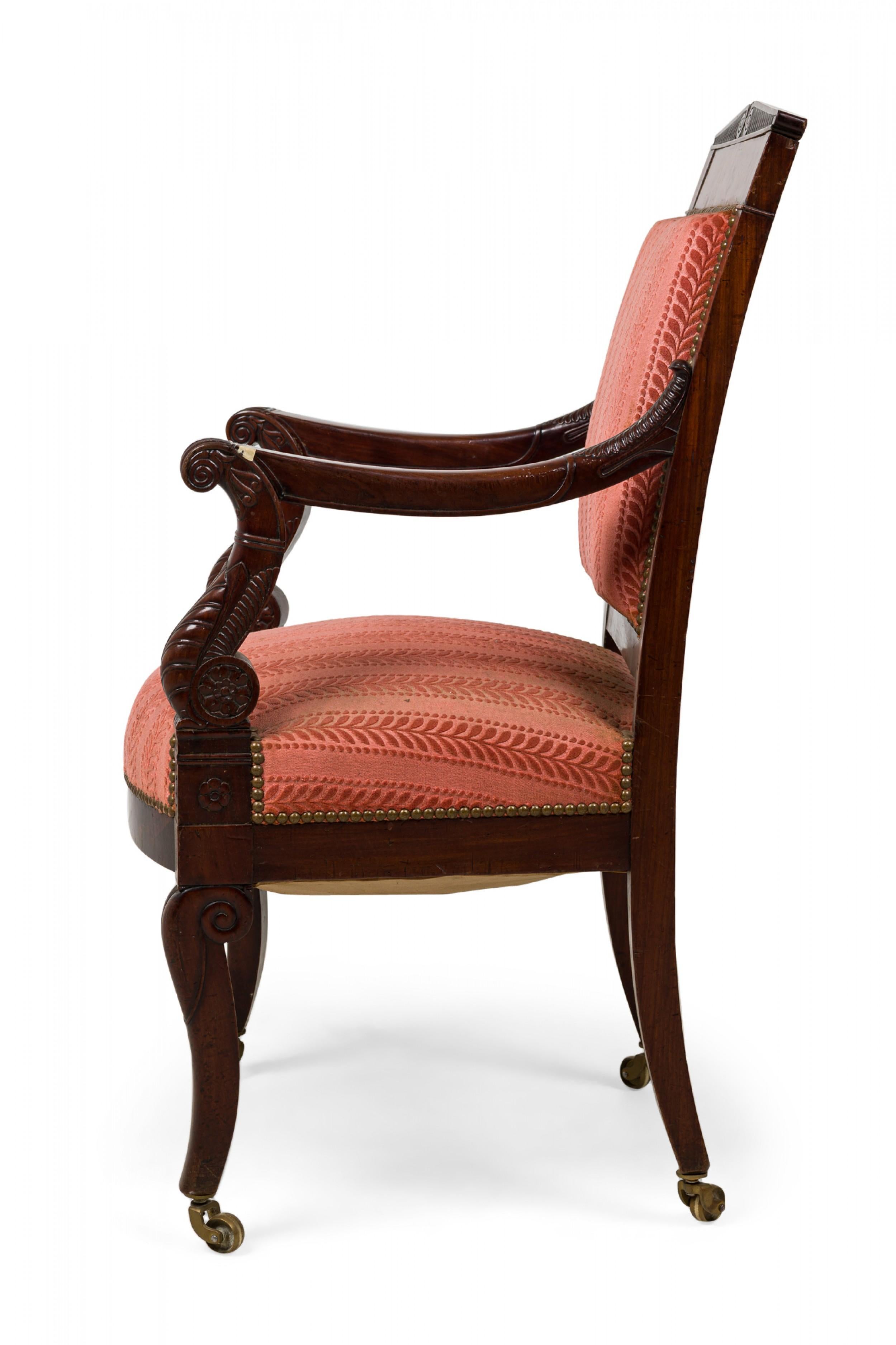 Französischer Empire-Sessel im Empire-Stil mit rot geblümt gestreifter Damastpolsterung (Geschnitzt) im Angebot
