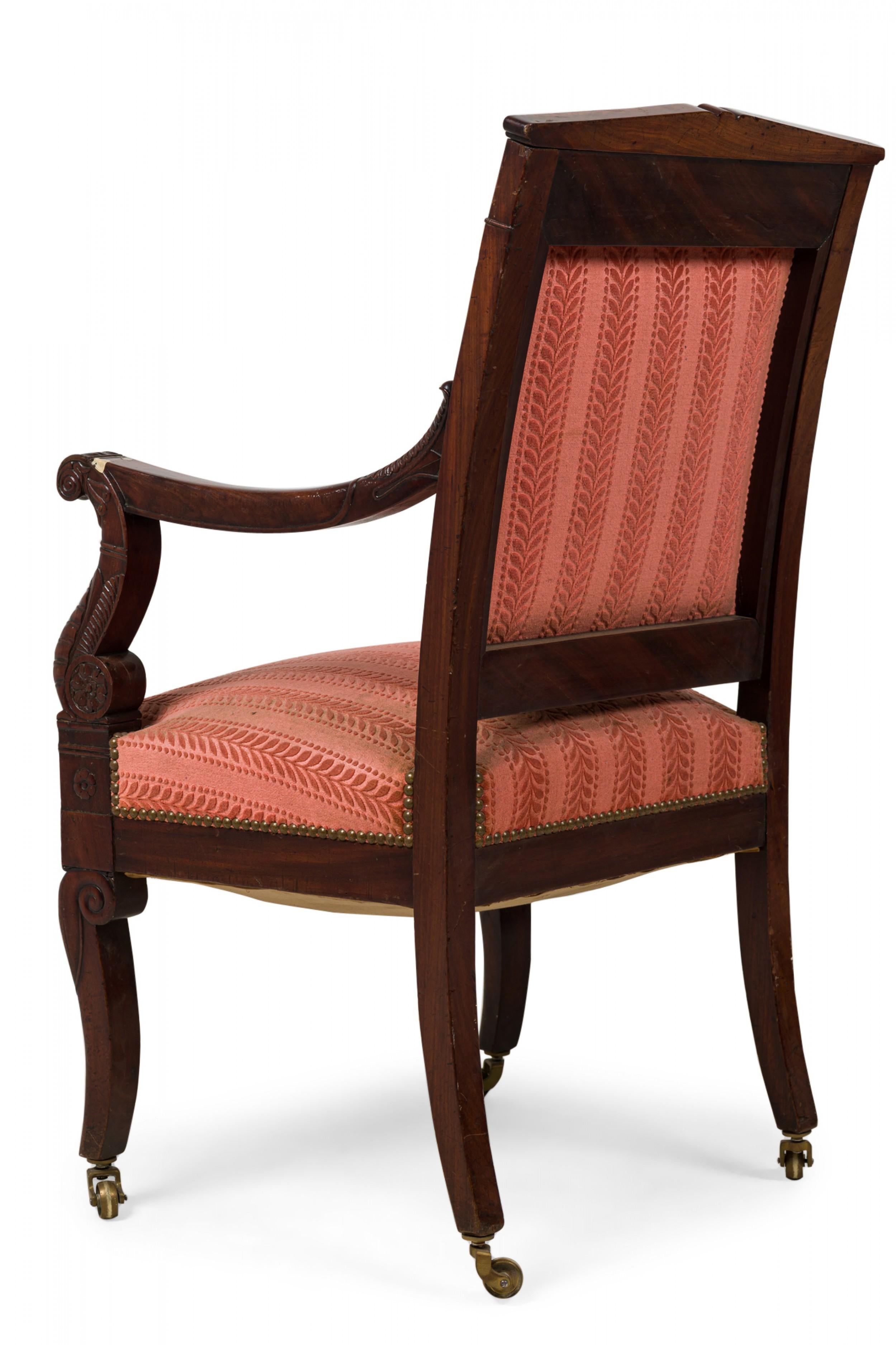 Französischer Empire-Sessel im Empire-Stil mit rot geblümt gestreifter Damastpolsterung im Zustand „Gut“ im Angebot in New York, NY