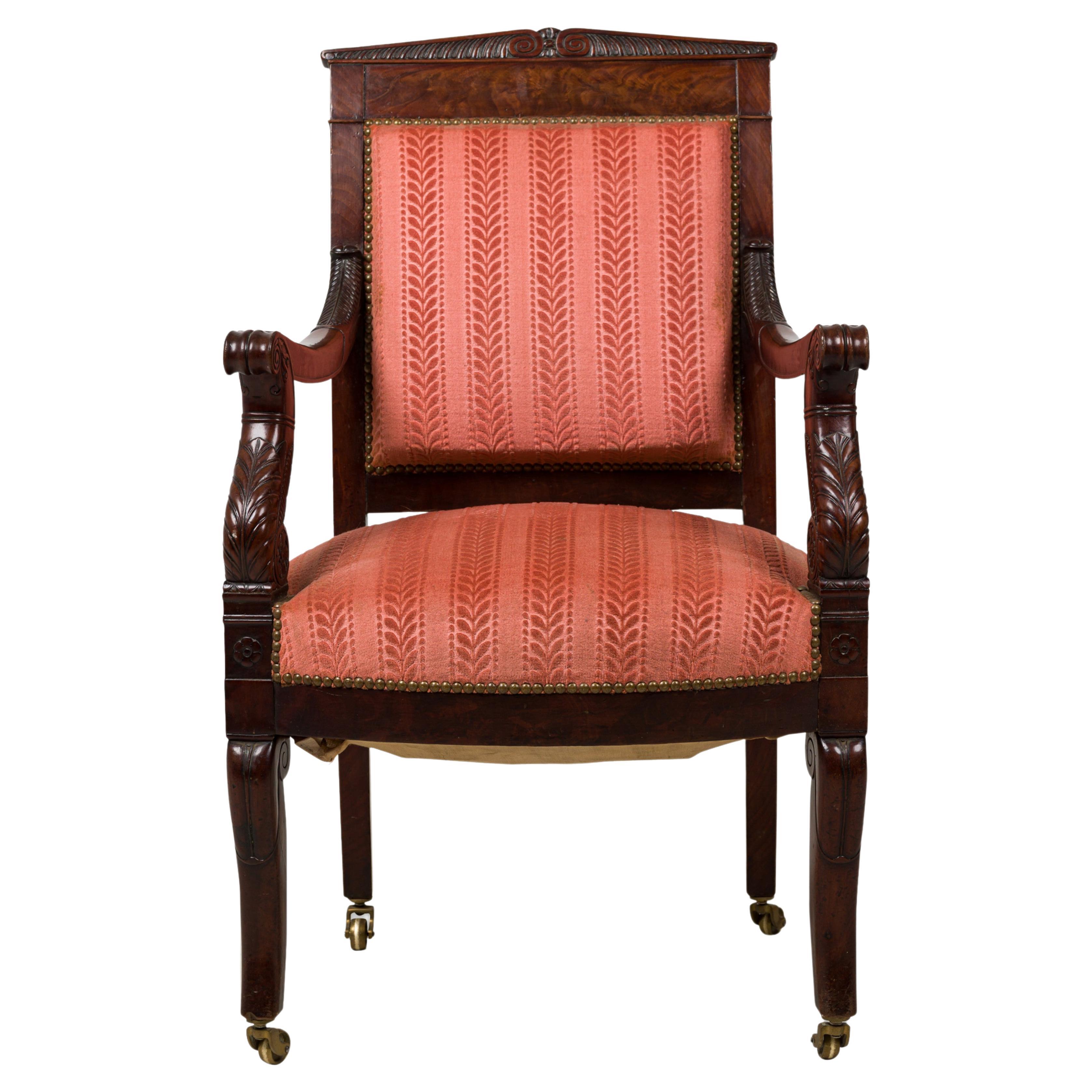 Französischer Empire-Sessel im Empire-Stil mit rot geblümt gestreifter Damastpolsterung