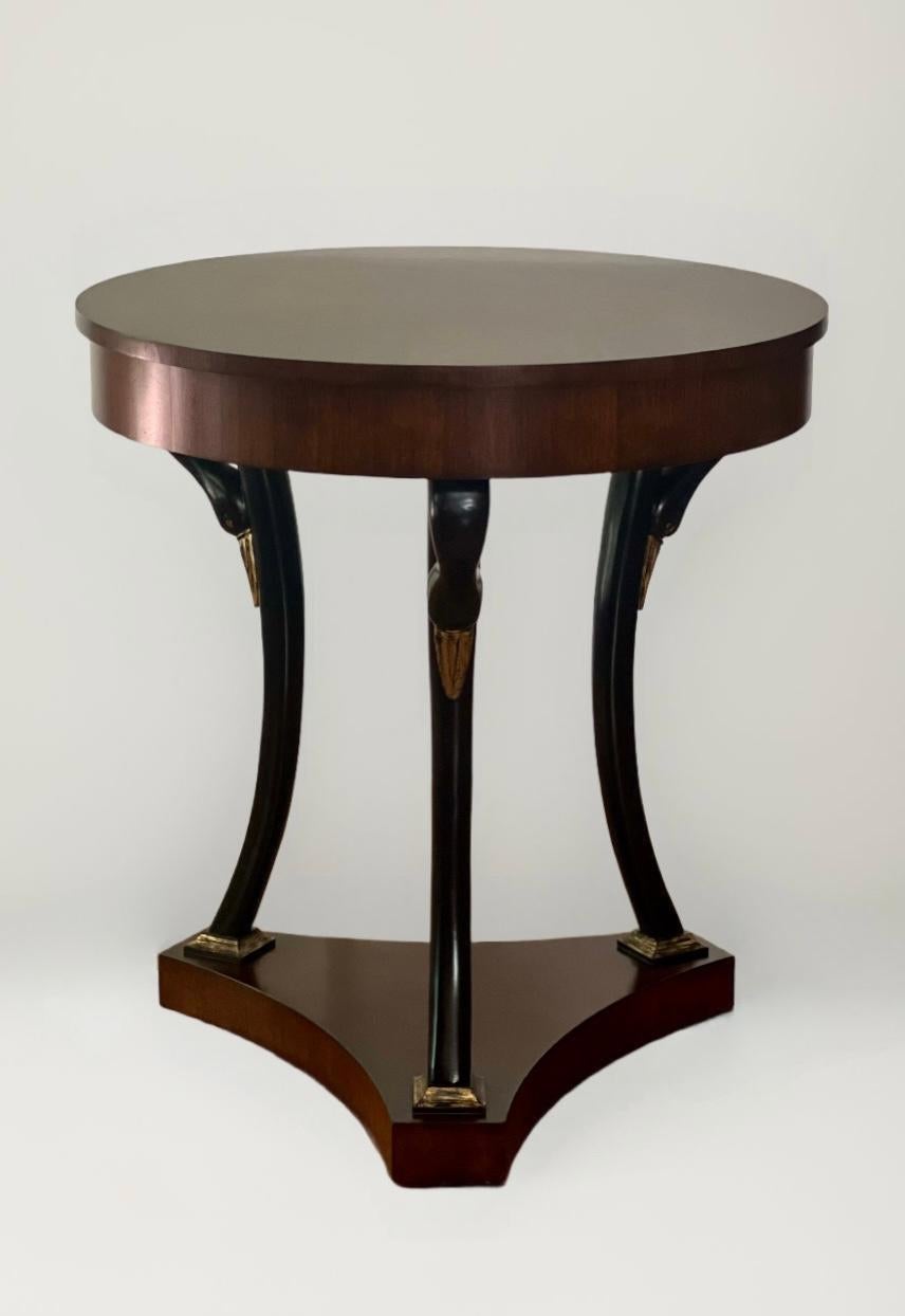 Exquise table centrale ou d'appoint en acajou de style Biedermeier de l'Empire français par Century Furniture, 2013.

Rappelant le design du début du XIXe siècle, la table est ornée de trois élégantes têtes de cygne avec des accents dorés et des