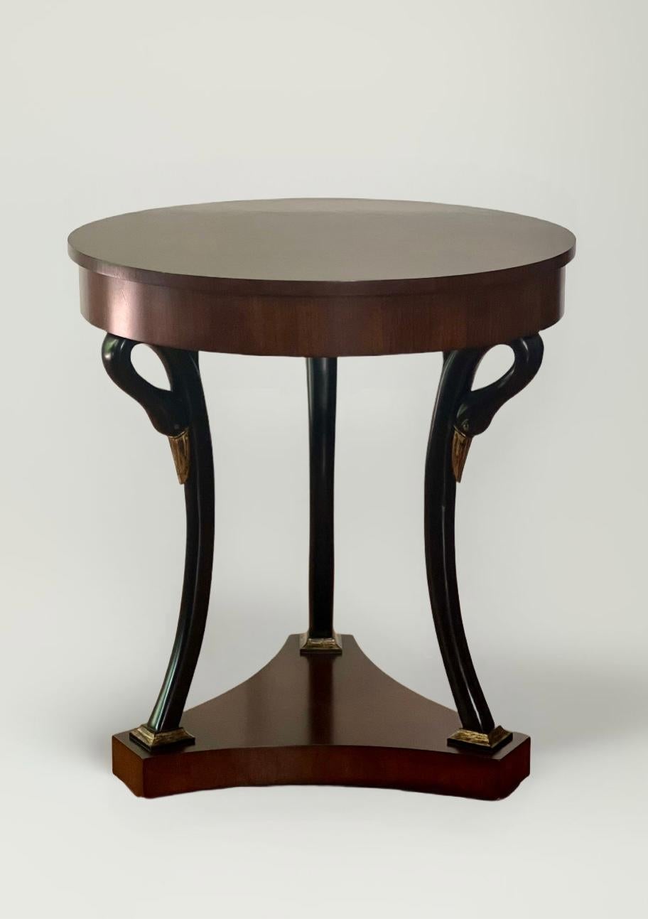 Directoire Table d'appoint ou de style Empire français Biedermeier en acajou assorti par Century en vente
