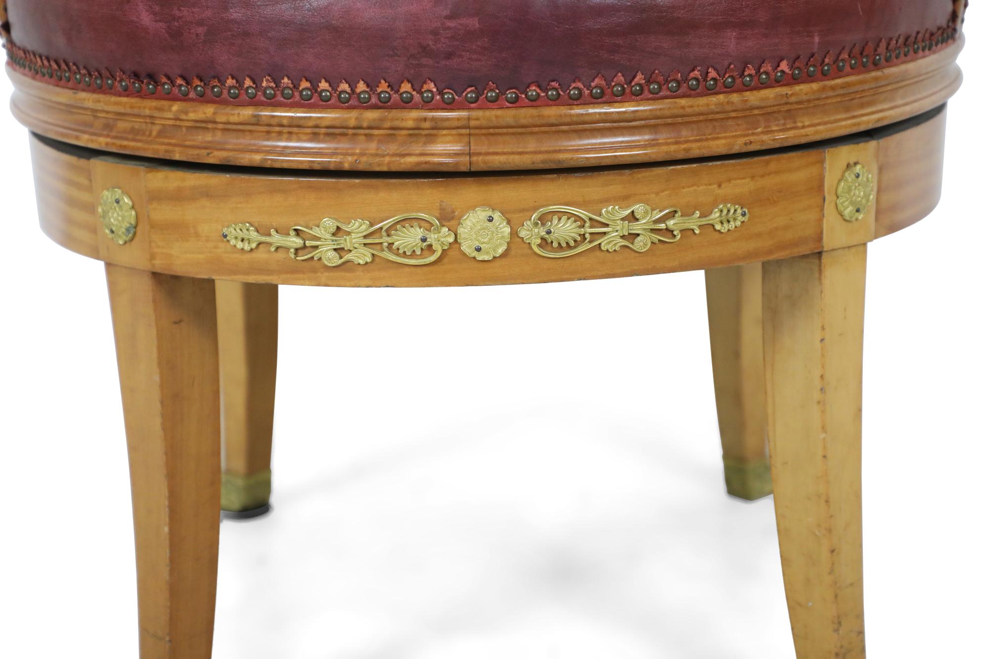 Französisches Empire Blondes Mahagoni Drehstuhl aus Leder mit Bronzeschmuck im Angebot 7