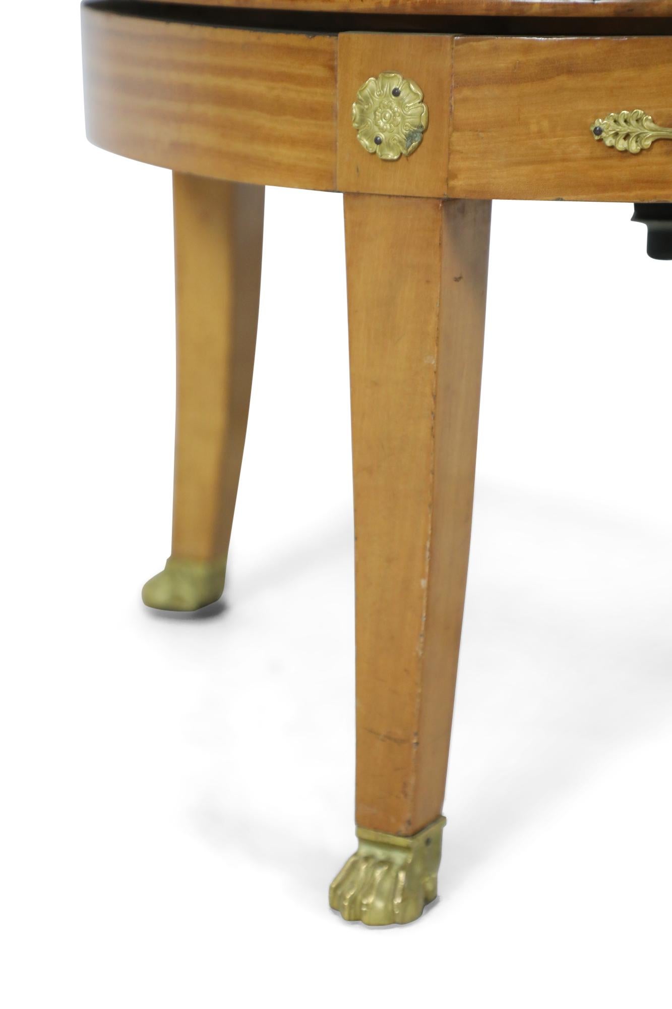 Französisches Empire Blondes Mahagoni Drehstuhl aus Leder mit Bronzeschmuck im Angebot 12