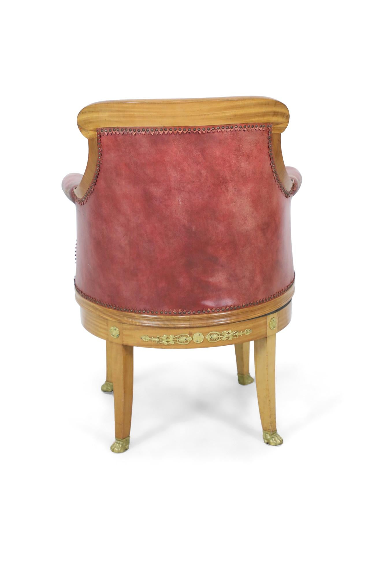 Französisches Empire Blondes Mahagoni Drehstuhl aus Leder mit Bronzeschmuck im Angebot 1