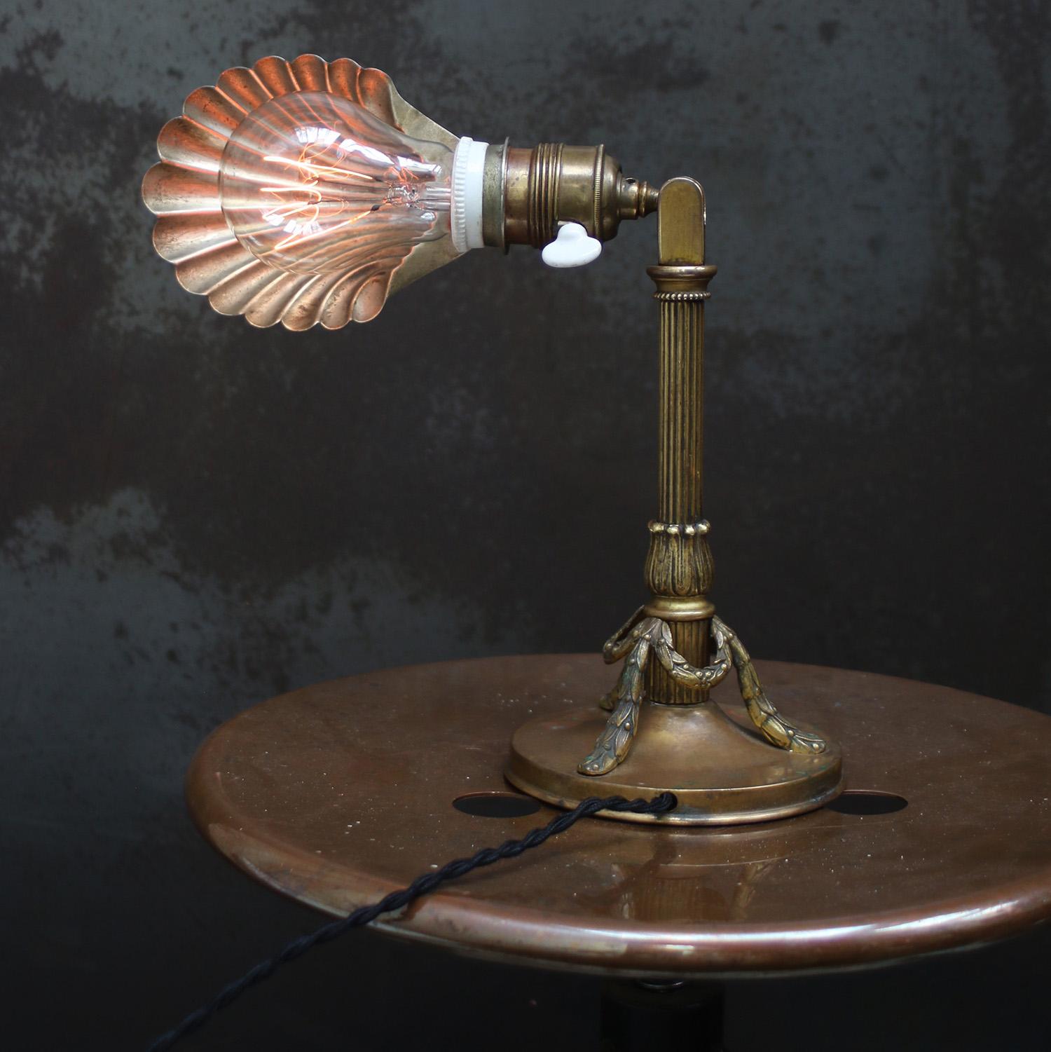 French Empire Brass Art Deco Shell Desk Table Lamp In Fair Condition For Sale In Amsterdam, NL