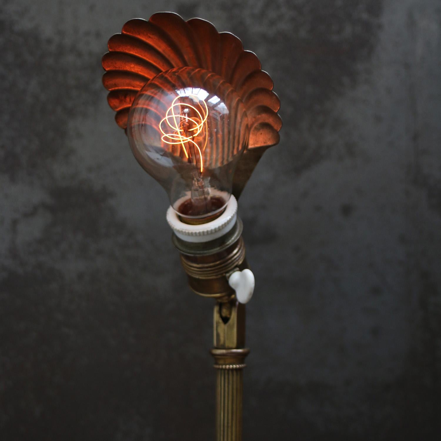 French Empire Brass Art Deco Shell Desk Table Lamp For Sale 4