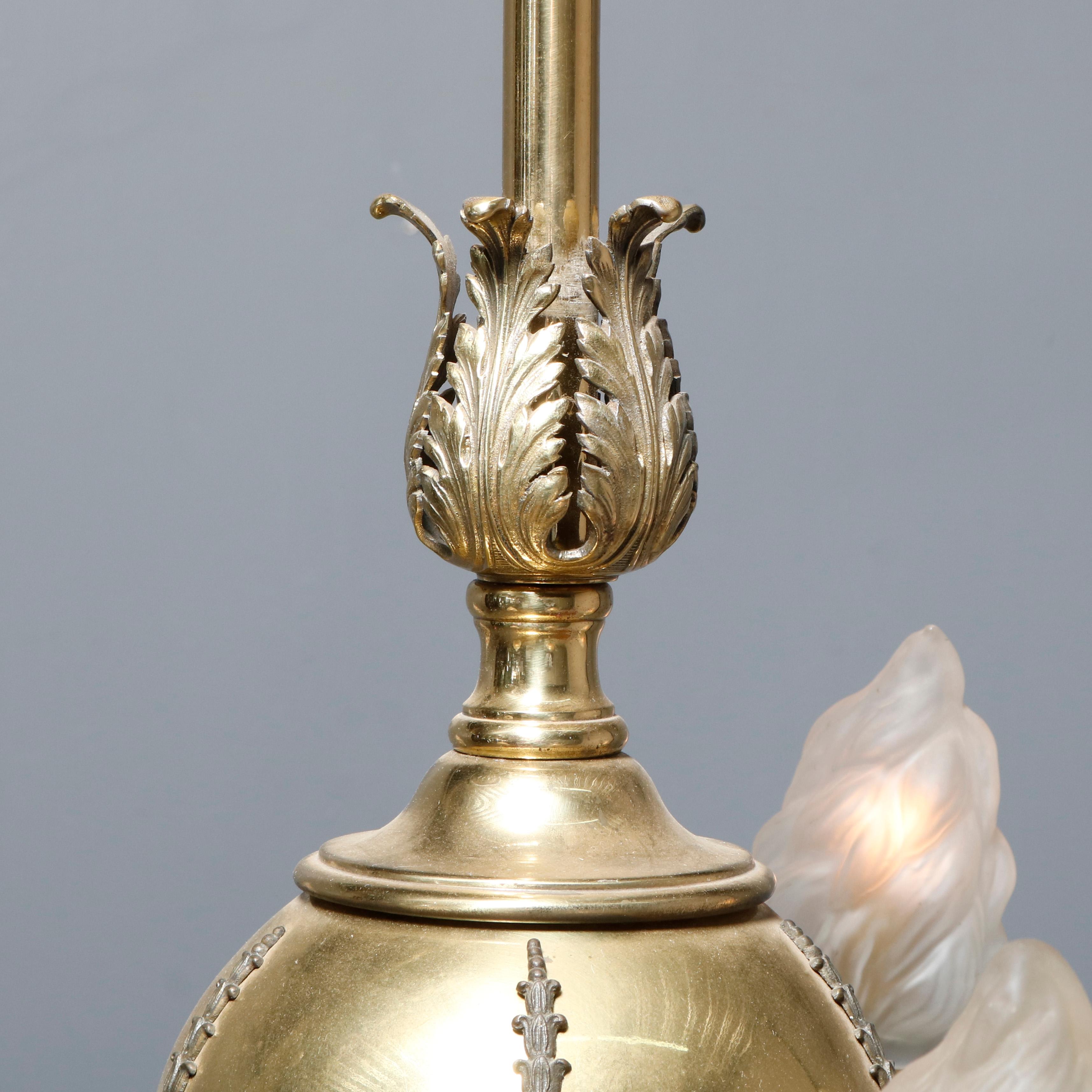Lampadario a globo in ottone Impero francese con paralumi a forma di fiamma, 1930 ca. In condizioni buone in vendita a Big Flats, NY